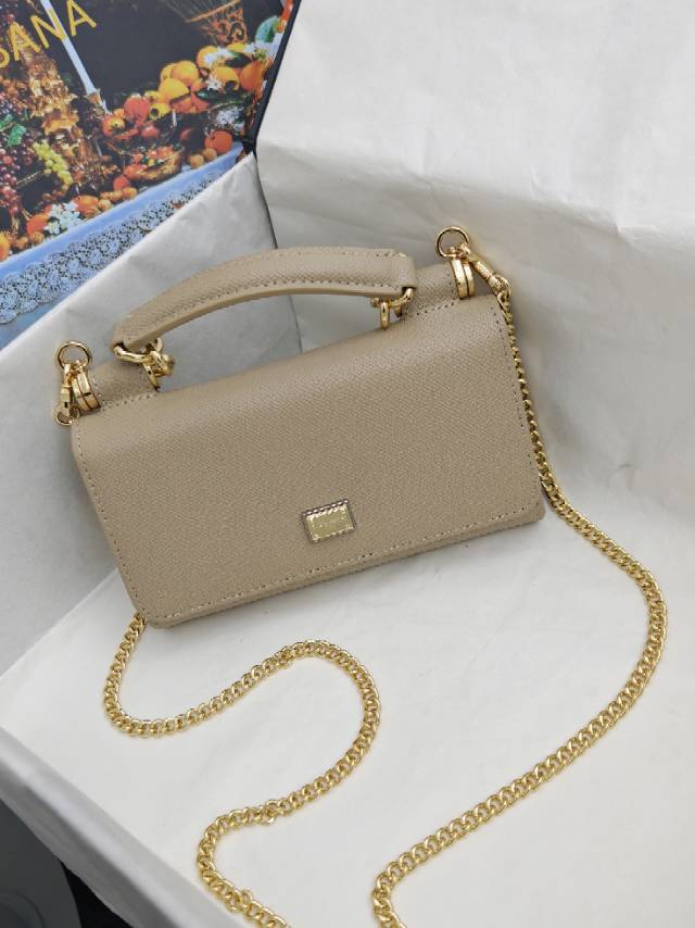 ╭┈┈┈┈┈┈┈┈┈╮【Dolce & Gabbana 杜嘉班纳】进口牛皮╰┈┈┈┈┈┈┈┈┈简单时尚为