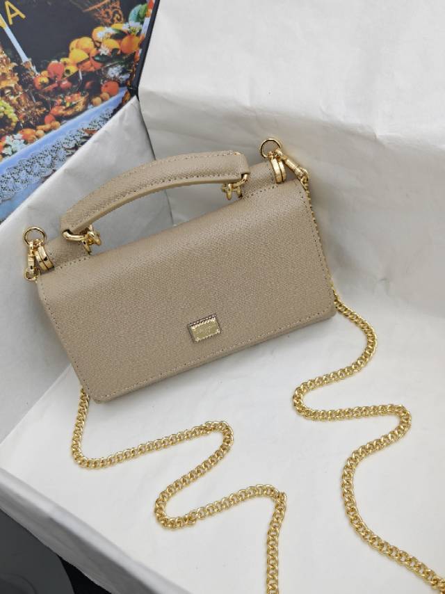 ╭┈┈┈┈┈┈┈┈┈╮【Dolce & Gabbana 杜嘉班纳】进口牛皮╰┈┈┈┈┈┈┈┈┈简单时尚为