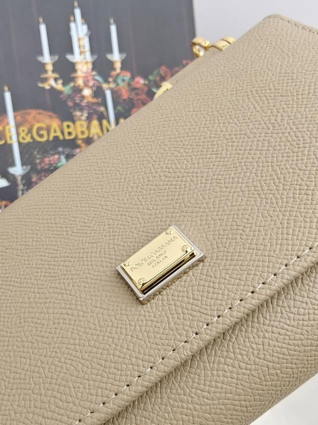 ╭┈┈┈┈┈┈┈┈┈╮【Dolce & Gabbana 杜嘉班纳】进口牛皮╰┈┈┈┈┈┈┈┈┈简单时尚为