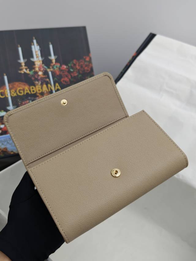 ╭┈┈┈┈┈┈┈┈┈╮【Dolce & Gabbana 杜嘉班纳】进口牛皮╰┈┈┈┈┈┈┈┈┈简单时尚为