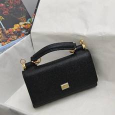 ╭┈┈┈┈┈┈┈┈┈╮ 【Dolce & Gabbana 杜嘉班纳】进口牛皮╰┈┈┈┈┈┈┈┈┈简单时尚 ╭┈┈┈┈┈┈┈┈┈╮ 【Dolce & Gabbana 杜嘉班纳】进口牛皮╰┈┈┈┈┈┈┈┈┈简单时尚