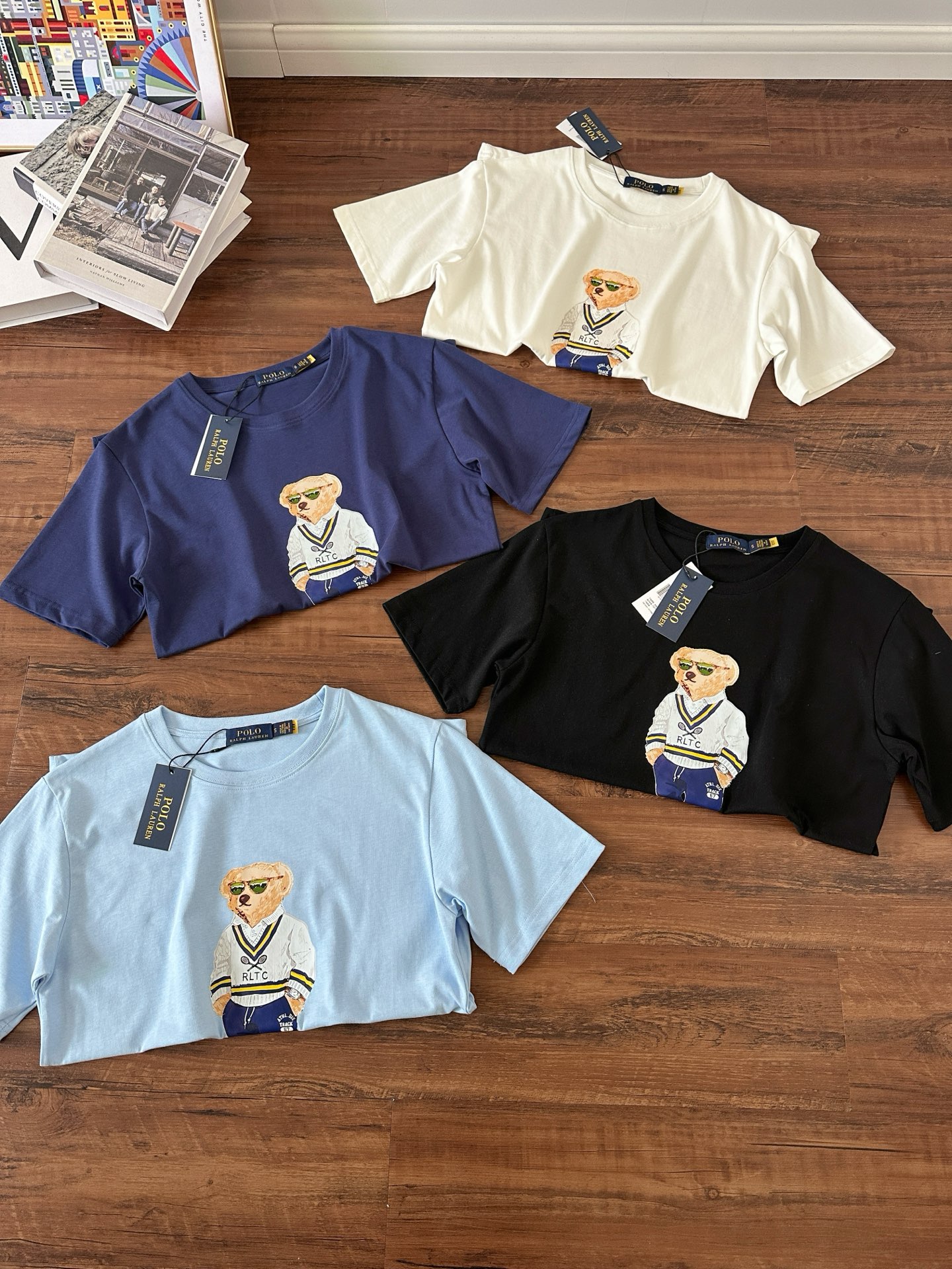 P65【款号:RL001】 Ralph Lauren/拉夫劳伦25ss新款小熊印花圆领短袖 颈部主标LOGO有二维码标,可以扫码验证,区别市面LOW货。32支240g亲水爽肤100%纯棉面料舒适柔软,透气性强,主打高端 性价比,好品质无需多说。多种颜色可选,这种无性别风格男生女生都可以尝试,分分钟雅痞的腔调。沉浸于你的一派悠然,复古中自有你的格调。自然、生动、很法式的浪漫情怀,将青春气息与潮流完美融合,经典小马标刺绣的巧妙点缀承载了所有的吸睛点。 颜色:黑色,白色,藏青,淡蓝 码数:S-xL S肩宽44胸围104袖长23衣长72 M肩宽45胸围108袖长24衣长74 L肩宽46胸围112袖长25衣长76 xL肩宽47胸围116袖长26衣长78