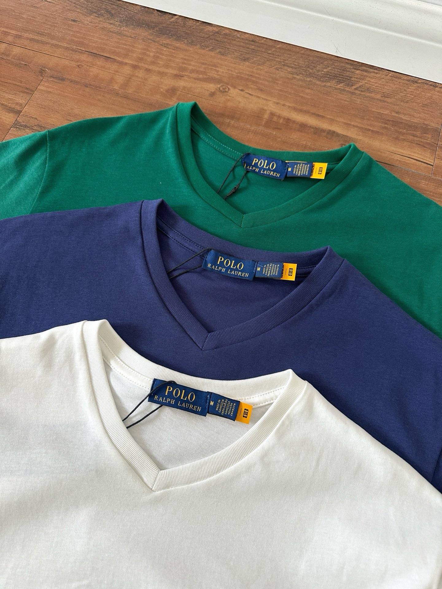 P65【款号:RL009】 Ralph Lauren/拉夫劳伦2025夏季新配色纯棉240克田岛刺绣V领T恤 颈部主标LOGO有二维码标,可以扫码验证,采用日本进口机器田岛绣花机打造小马标,色彩鲜明。区别市面LOW货。32支240g亲水爽肤100%纯棉面料舒适柔软,透气性强,主打高端 性价比,好品质无需多说。多种颜色可选,这种无性别风格男生女生都可以尝试,分分钟雅痞的腔调。沉浸于你的一派悠然,复古中自有你的格调。自然、生动、很法式的浪漫情怀,将青春气息与潮流完美融合。 颜色:白色,橙色,藏青,墨绿 码数:S-xL S肩宽44胸围104袖长23衣长72 M肩宽45胸围108袖长24衣长74 L肩宽46胸围112袖长25衣长76 xL肩宽47胸围116袖长26衣长78