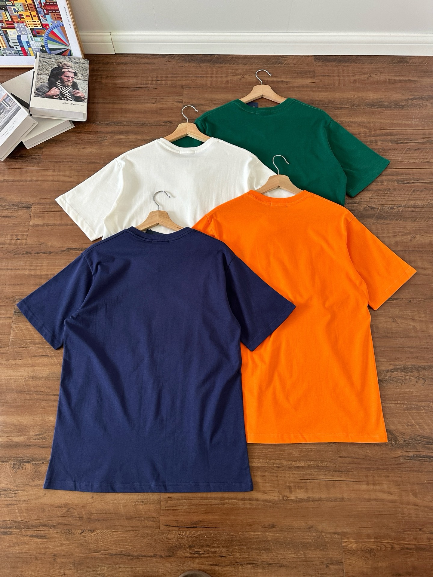 P65【款号:RL009】 Ralph Lauren/拉夫劳伦2025夏季新配色纯棉240克田岛刺绣V领T恤 颈部主标LOGO有二维码标,可以扫码验证,采用日本进口机器田岛绣花机打造小马标,色彩鲜明。区别市面LOW货。32支240g亲水爽肤100%纯棉面料舒适柔软,透气性强,主打高端 性价比,好品质无需多说。多种颜色可选,这种无性别风格男生女生都可以尝试,分分钟雅痞的腔调。沉浸于你的一派悠然,复古中自有你的格调。自然、生动、很法式的浪漫情怀,将青春气息与潮流完美融合。 颜色:白色,橙色,藏青,墨绿 码数:S-xL S肩宽44胸围104袖长23衣长72 M肩宽45胸围108袖长24衣长74 L肩宽46胸围112袖长25衣长76 xL肩宽47胸围116袖长26衣长78