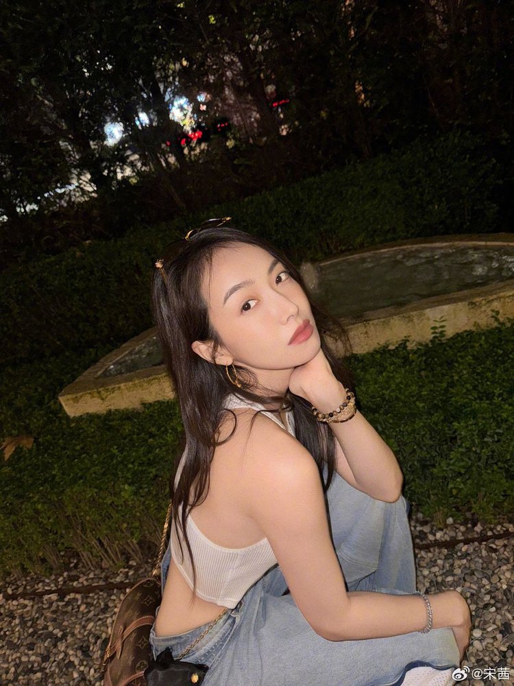 罗杰·维维亚 Roger Vivier 高定典藏名品高定成衣时装外套连衣裙衬衫T恤 #EE892D74 2