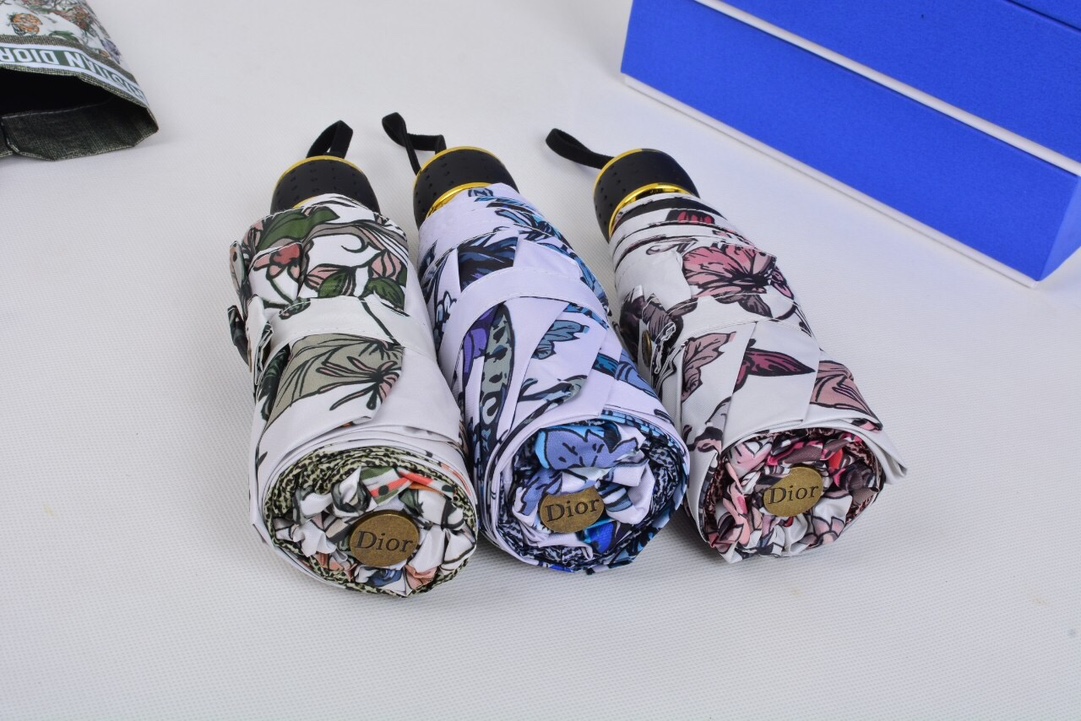 P80💰！DIOR (迪奥)蝴蝶五折手开折叠伞超轻口袋仅18cm 时尚指数爆表无论晴天雨天使用都相当益彰超轻铝合伞骨选用进口UV防紫外线伞布 都是选用轻盈材质，从而减少了放在包包的负重感更易携带，出门方便