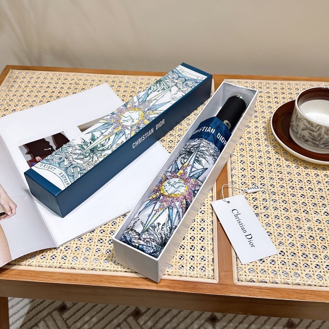 P95💰！高版本  dior led灯光照明 打破单调氛围 优雅端庄 热卖款 时尚指数爆表 不论晴天雨天使用都相得益彰 拥有它感受风从身体经过的感觉 留下沁人的芬芳 时尚达人必备哦 原单代工级品质，台湾进口uv防紫外线伞面，超轻铝合金伞骨，无论是伞面还是伞把与伞骨，都选用更加轻盈的材质，从而减少了放在包包里的负重感，更易携带 风格鲜明 充满了独特的美感 配礼盒