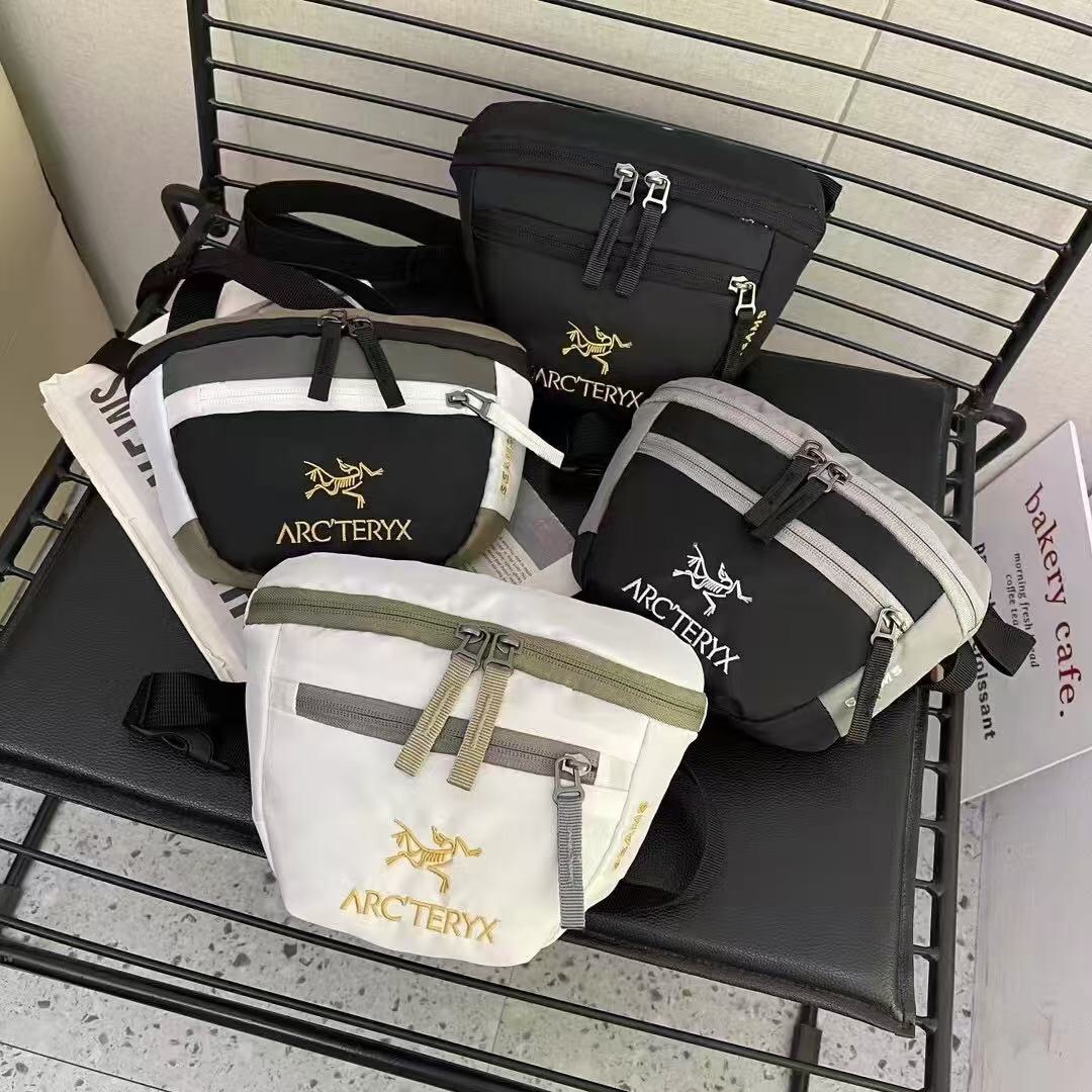 P50💰！鸟家Arcteryx × BEAMS Mantis 1联名斜挎包腰包 这款真的是太爆了～可做情侣款！这绝对就是出门必备好嘛❗️日常男士背这款真的都帅呆了，作为日常斜挎包超级实用，斜挎腰挎，做胸包都是大爱的单品。甚至于你出差做洗漱包也是不错的！随身携带便利性极高，潮爆！男生女生背都炒鸡好看！！ 尺寸：23*18