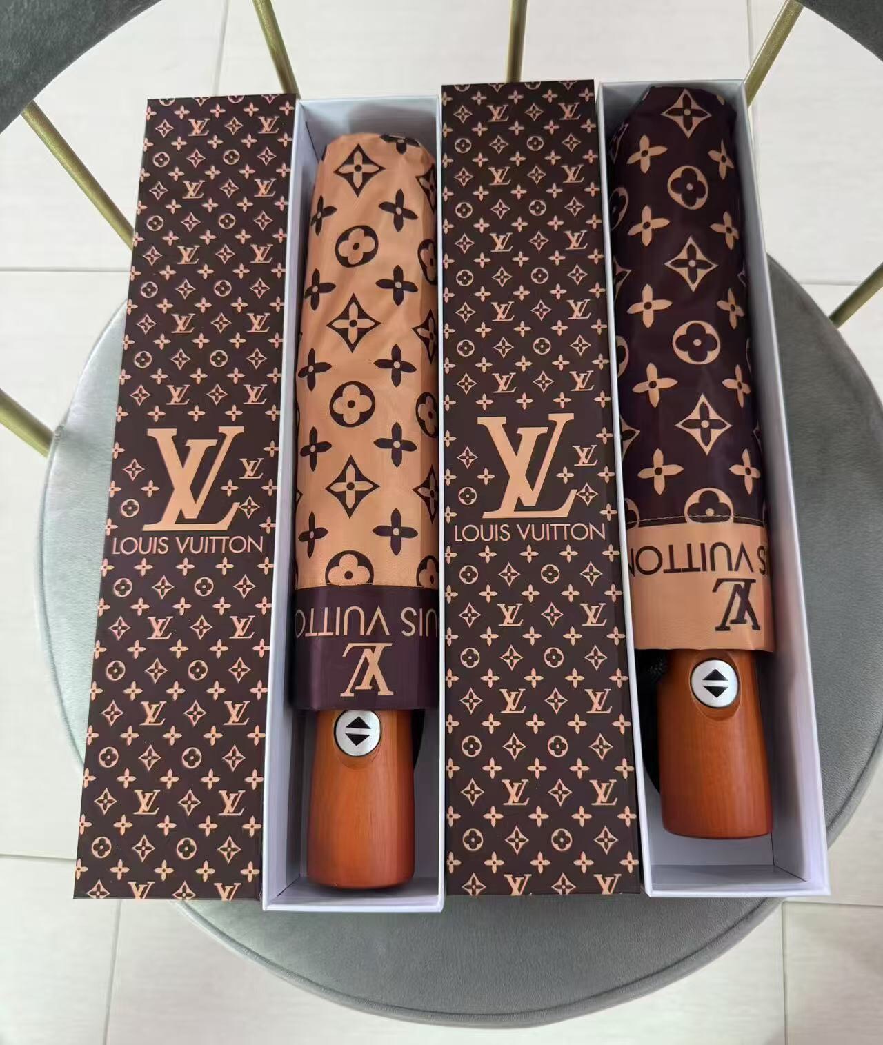 大牌老花木柄三折自动折叠晴雨伞 设计风格高雅奢华 带在身上带来独特视觉效果 为伞而动,骄阳烈日下,有独家防晒科技!伞面选用超高密度碰击布 轻盈拒水 刮风下雨不怕不怕👍