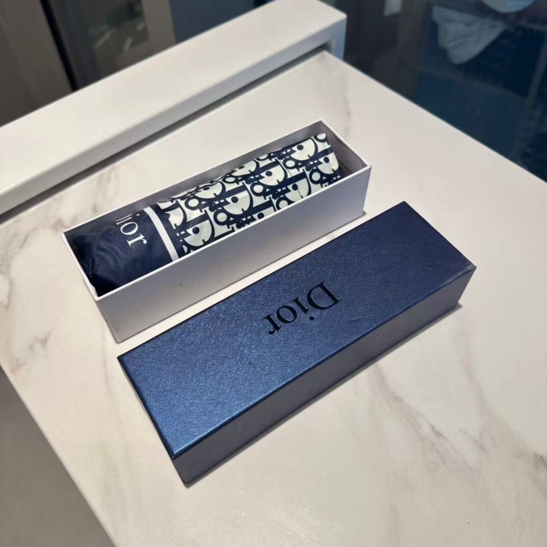 P80💰！五折伞！DIOR （迪奥） 五折手开折叠伞 超轻口袋 仅18cm  热卖款 时尚指数爆表 无论晴天雨天使用都相当益彰 原单代工厂级别品质 超轻铝合伞骨 选用进口UV防紫外线伞布 都是选用轻盈材质，从而减少了放在包包的负重感更易携带，出门方便