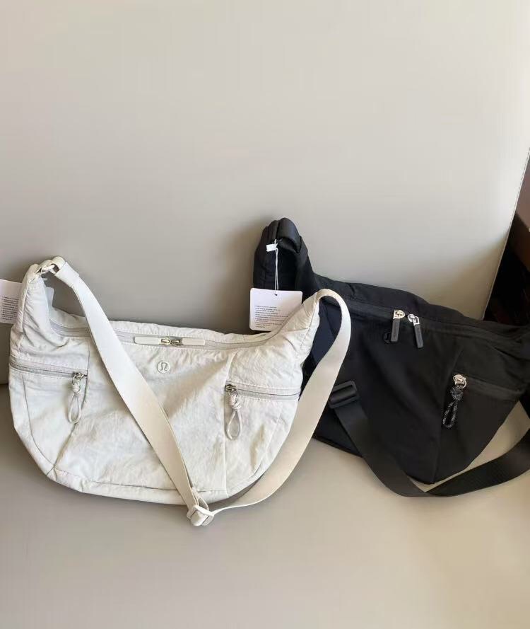 P55💰！露露牛角包！LULU新款斜挎单肩腋下包.