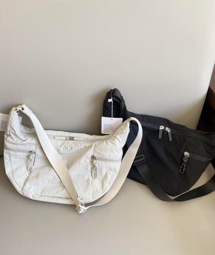 P55💰！新增浅灰色！露露牛角包！LULU新款斜挎单肩腋下包.