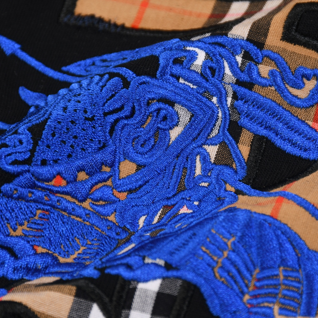 BBR24SS春夏新品格纹蓝色TB刺绣战马标识短袖T恤%纯棉面料材质休闲自然随身版型上身的耐看度超级之强