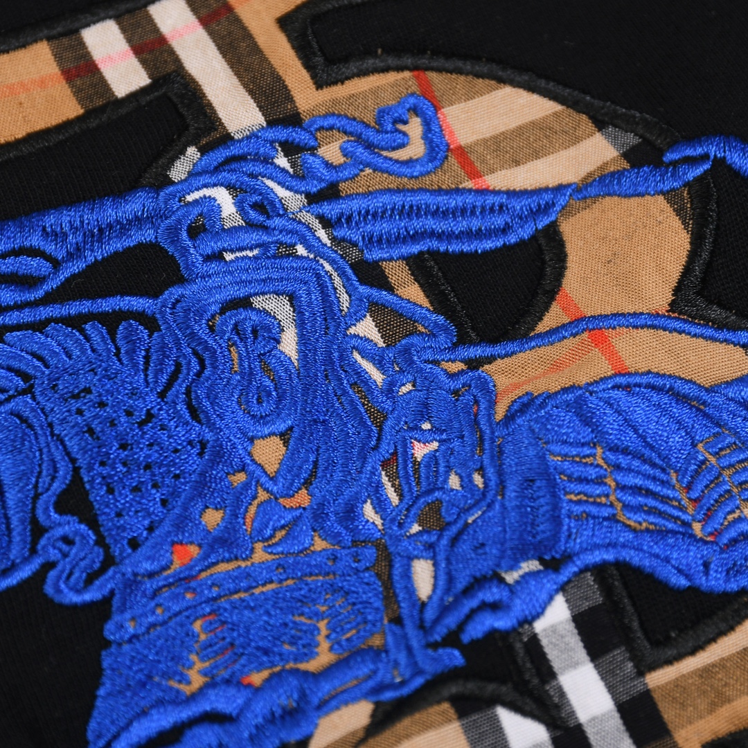 BBR24SS春夏新品格纹蓝色TB刺绣战马标识短袖T恤%纯棉面料材质休闲自然随身版型上身的耐看度超级之强