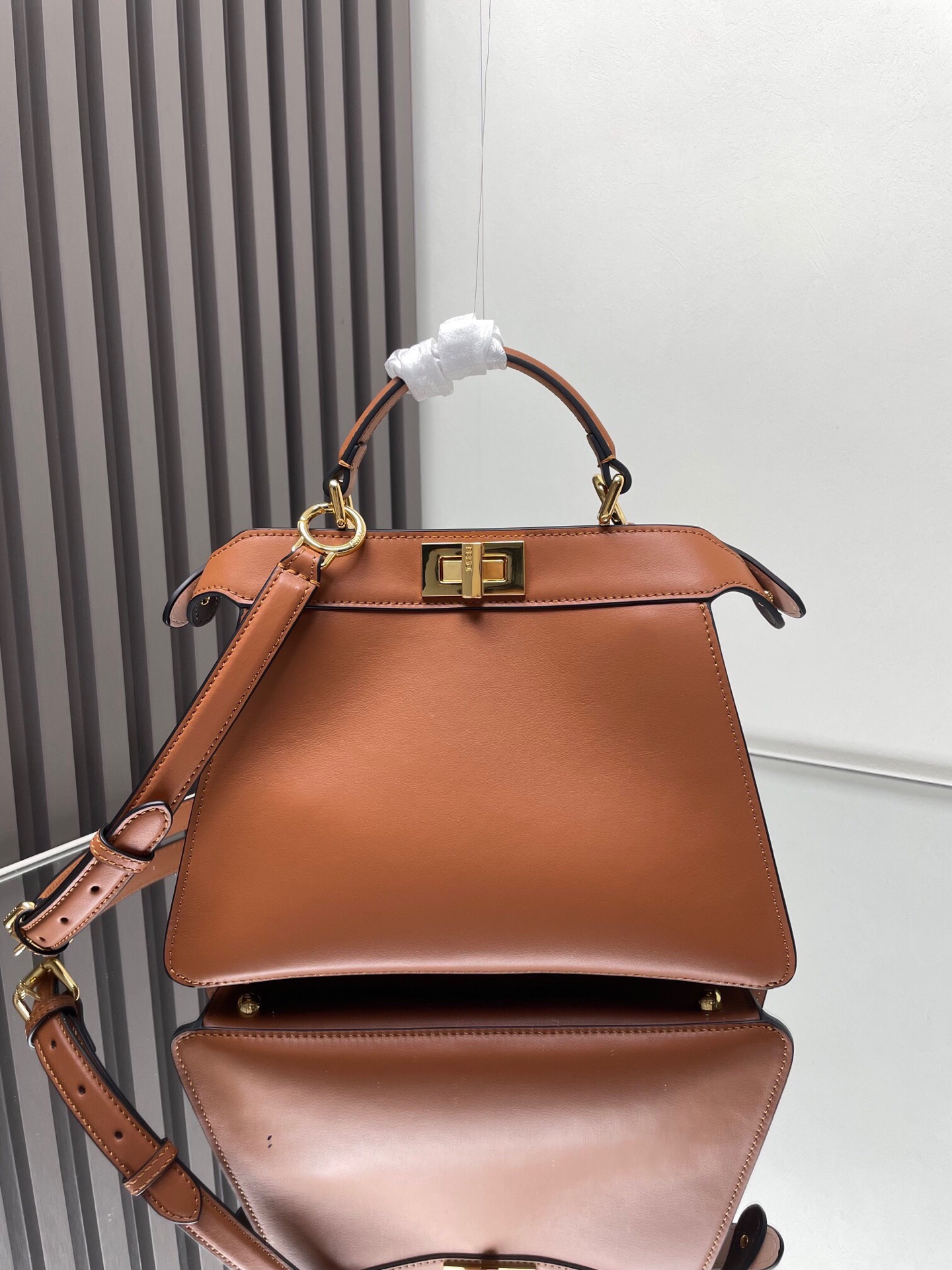 NO:772982,Medium brown Peekaboo Iseeu leather bag More details Iconic Peekaboo ISeeU bag in brown leather with classic twist locks on the sides. Lined in soft nappa leather, two compartments separated by a hard divider, equipped with buttoned interior pockets and gold-tone hardware. The bag has handles and an adjustable and removable shoulder strap that can be carried by hand, on the shoulder or cross-body. Made in Italy Materials Fabric Cow leather Lining Sheep leather Depth 11 Length  27 height 21 style number 0229, FENDI, fendi, fendi, cowhide, sheepskin19860909棕色中号 Peekaboo Iseeu 皮革手袋更多细节 Iconic Peekaboo ISeeU手袋,棕色皮革材质,两侧缀以经典的扭锁.柔和软纳帕皮革衬里,两个隔层由硬质隔板隔开,配有系扣内部口袋和金色金属件.手袋配有手柄和可调节、可拆卸式肩带,可手提、肩背或斜挎.意大利制造 材质 面料牛皮革 里料羊皮革 深度11 长度 27 高度 21 款号0229,芬迪FENDI,fendi,fendi,cowhide,sheepskin,Bag