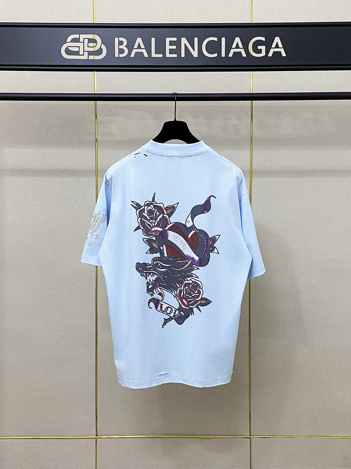 9198# P150 实拍图
顶级版本【【BALENCIA*GA】官网品质
巴黎新款TACKY TATTOO艺术作品前后数码直喷印花短袖T恤
OS版型 宽松落肩 男女同款
面料：280克100%纯棉双纱（三道洗水工艺）
工艺：前后幅右袖数码直喷 前后烫钻 成衣洗水 磨烂 做旧 定型 固色
颜色：黑色 浅蓝色
尺码：XS  S  M  L