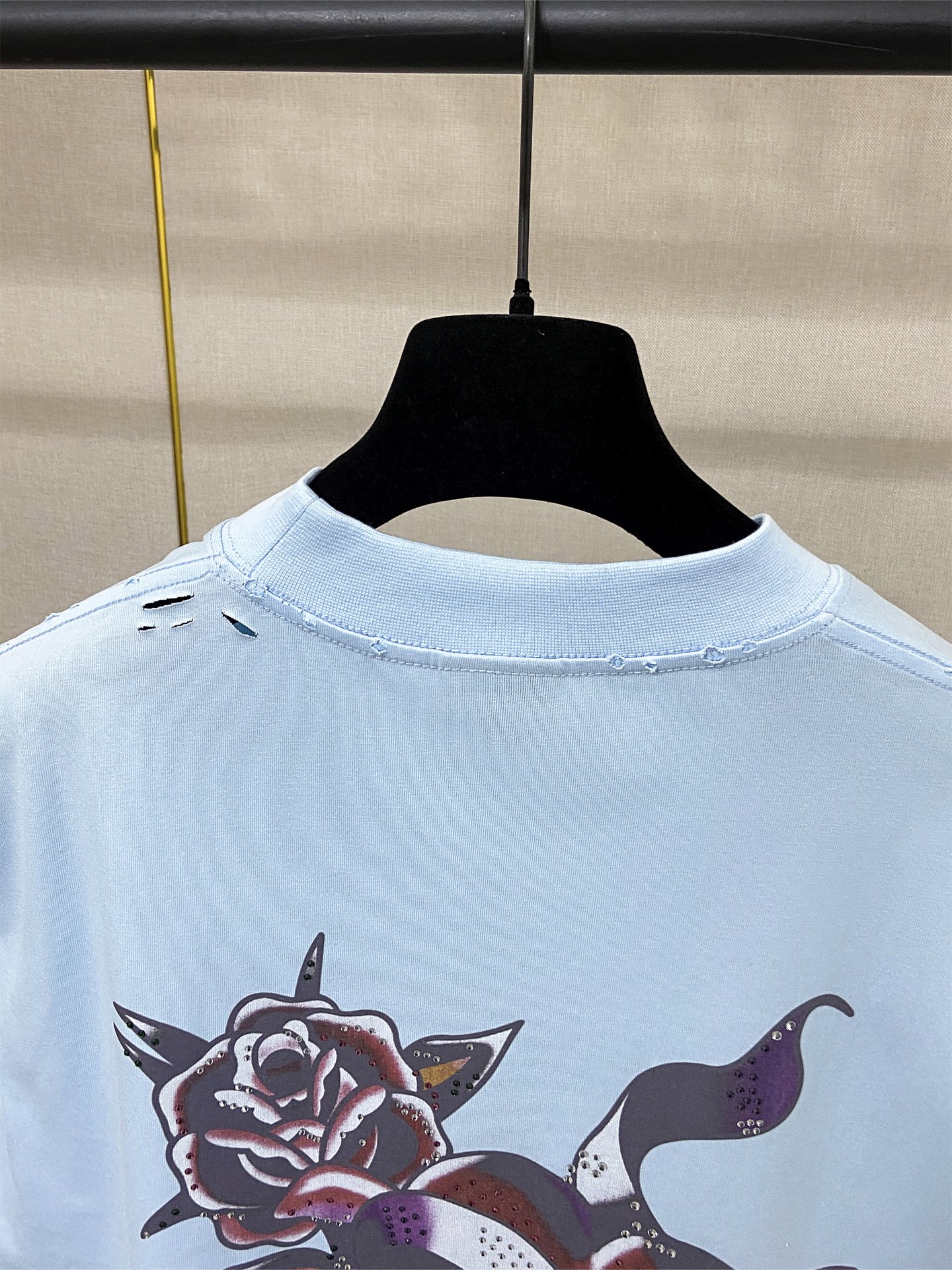 9198# P150 实拍图
顶级版本【【BALENCIA*GA】官网品质
巴黎新款TACKY TATTOO艺术作品前后数码直喷印花短袖T恤
OS版型 宽松落肩 男女同款
面料：280克100%纯棉双纱（三道洗水工艺）
工艺：前后幅右袖数码直喷 前后烫钻 成衣洗水 磨烂 做旧 定型 固色
颜色：黑色 浅蓝色
尺码：XS  S  M  L