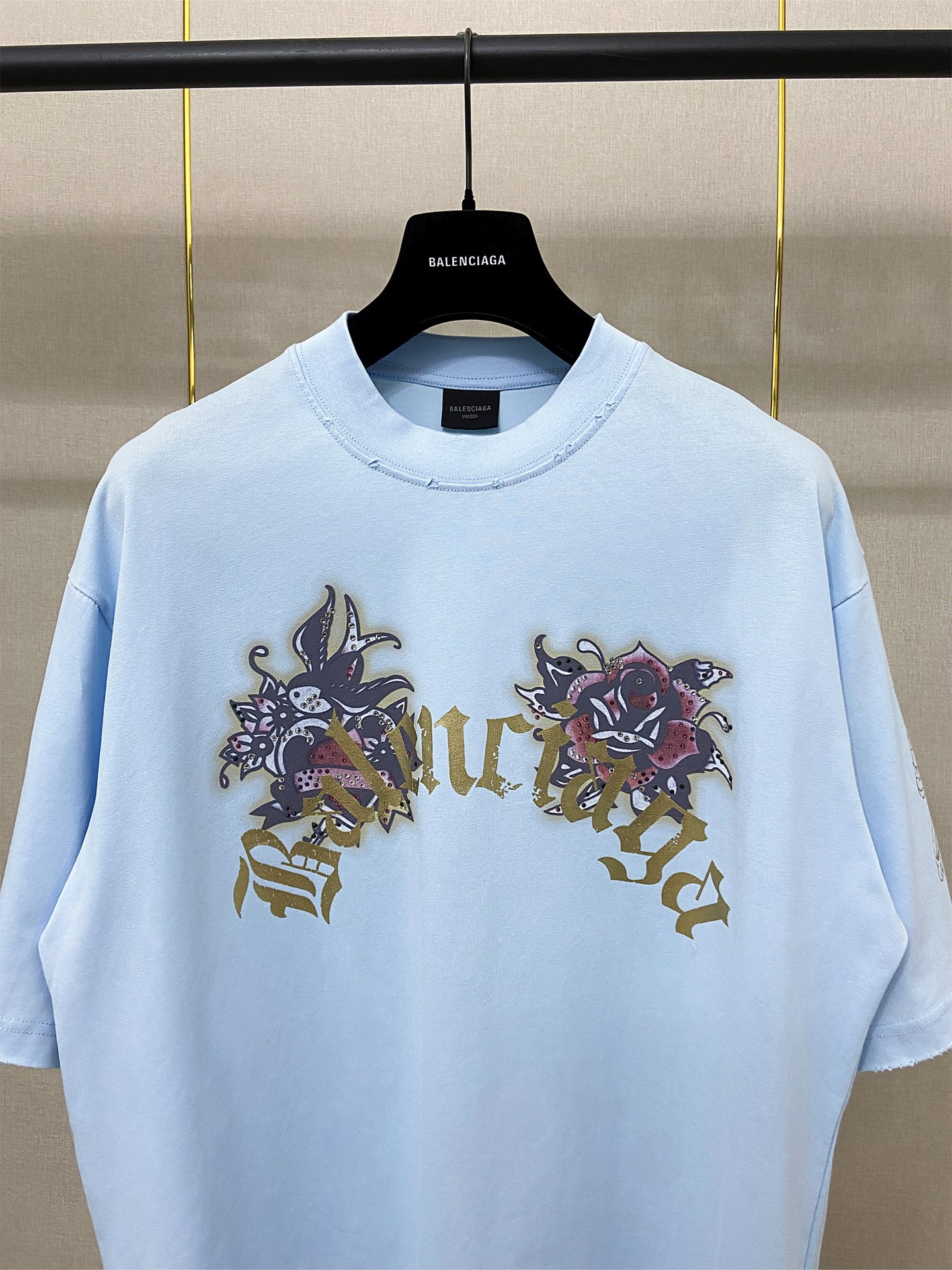 9198# P150 实拍图
顶级版本【【BALENCIA*GA】官网品质
巴黎新款TACKY TATTOO艺术作品前后数码直喷印花短袖T恤
OS版型 宽松落肩 男女同款
面料：280克100%纯棉双纱（三道洗水工艺）
工艺：前后幅右袖数码直喷 前后烫钻 成衣洗水 磨烂 做旧 定型 固色
颜色：黑色 浅蓝色
尺码：XS  S  M  L