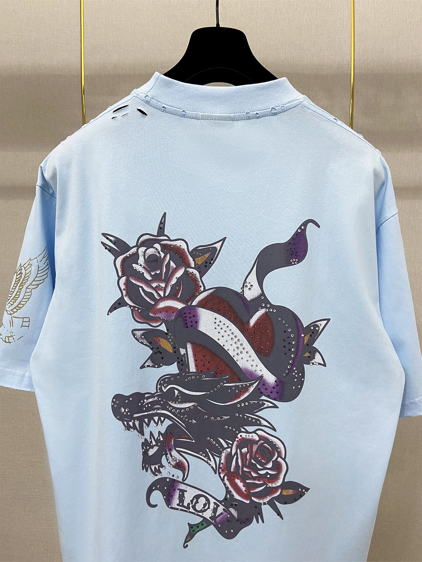 9198# P150 实拍图
顶级版本【【BALENCIA*GA】官网品质
巴黎新款TACKY TATTOO艺术作品前后数码直喷印花短袖T恤
OS版型 宽松落肩 男女同款
面料：280克100%纯棉双纱（三道洗水工艺）
工艺：前后幅右袖数码直喷 前后烫钻 成衣洗水 磨烂 做旧 定型 固色
颜色：黑色 浅蓝色
尺码：XS  S  M  L