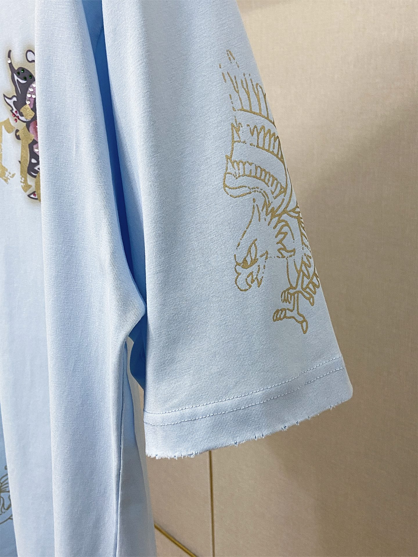 9198# P150 实拍图
顶级版本【【BALENCIA*GA】官网品质
巴黎新款TACKY TATTOO艺术作品前后数码直喷印花短袖T恤
OS版型 宽松落肩 男女同款
面料：280克100%纯棉双纱（三道洗水工艺）
工艺：前后幅右袖数码直喷 前后烫钻 成衣洗水 磨烂 做旧 定型 固色
颜色：黑色 浅蓝色
尺码：XS  S  M  L