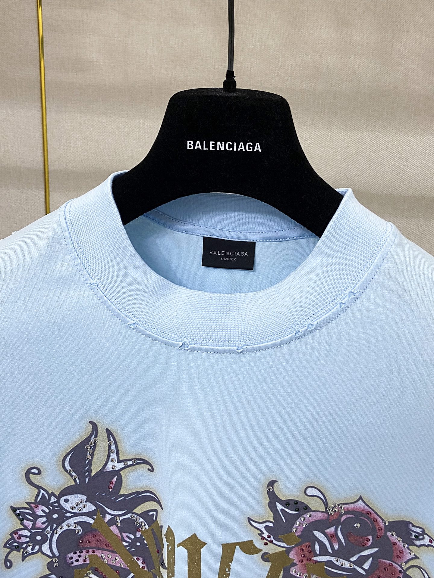 9198# P150 实拍图
顶级版本【【BALENCIA*GA】官网品质
巴黎新款TACKY TATTOO艺术作品前后数码直喷印花短袖T恤
OS版型 宽松落肩 男女同款
面料：280克100%纯棉双纱（三道洗水工艺）
工艺：前后幅右袖数码直喷 前后烫钻 成衣洗水 磨烂 做旧 定型 固色
颜色：黑色 浅蓝色
尺码：XS  S  M  L