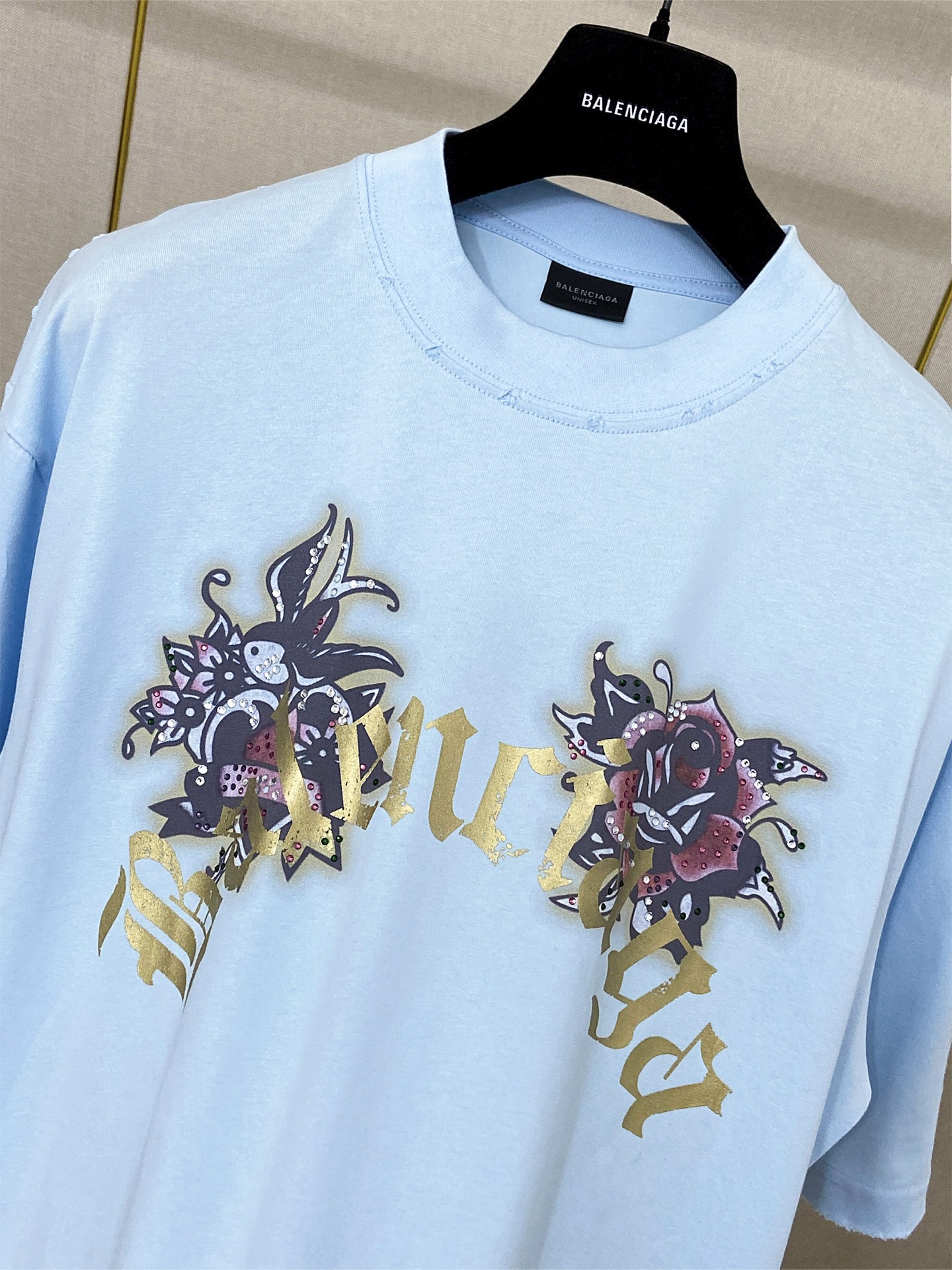 9198# P150 实拍图
顶级版本【【BALENCIA*GA】官网品质
巴黎新款TACKY TATTOO艺术作品前后数码直喷印花短袖T恤
OS版型 宽松落肩 男女同款
面料：280克100%纯棉双纱（三道洗水工艺）
工艺：前后幅右袖数码直喷 前后烫钻 成衣洗水 磨烂 做旧 定型 固色
颜色：黑色 浅蓝色
尺码：XS  S  M  L