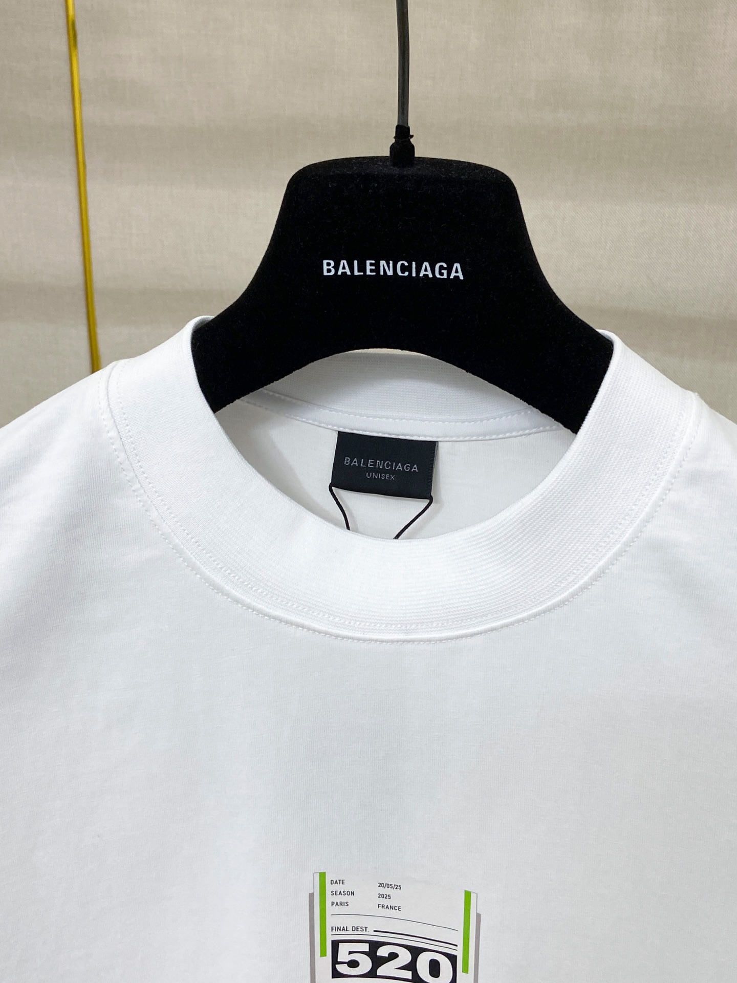 9199# P123 实拍图
顶级版本【【BALENCIA*GA】官网品质
巴黎新款七夕情人节520标签印花短袖T恤
OS版型 宽松落肩 男女同款
面料：280克100%纯棉双纱（三道洗水工艺）
工艺：前幅印花 成衣洗水 定型 固色
颜色：黑色 白色
尺码：XS  S  M  L