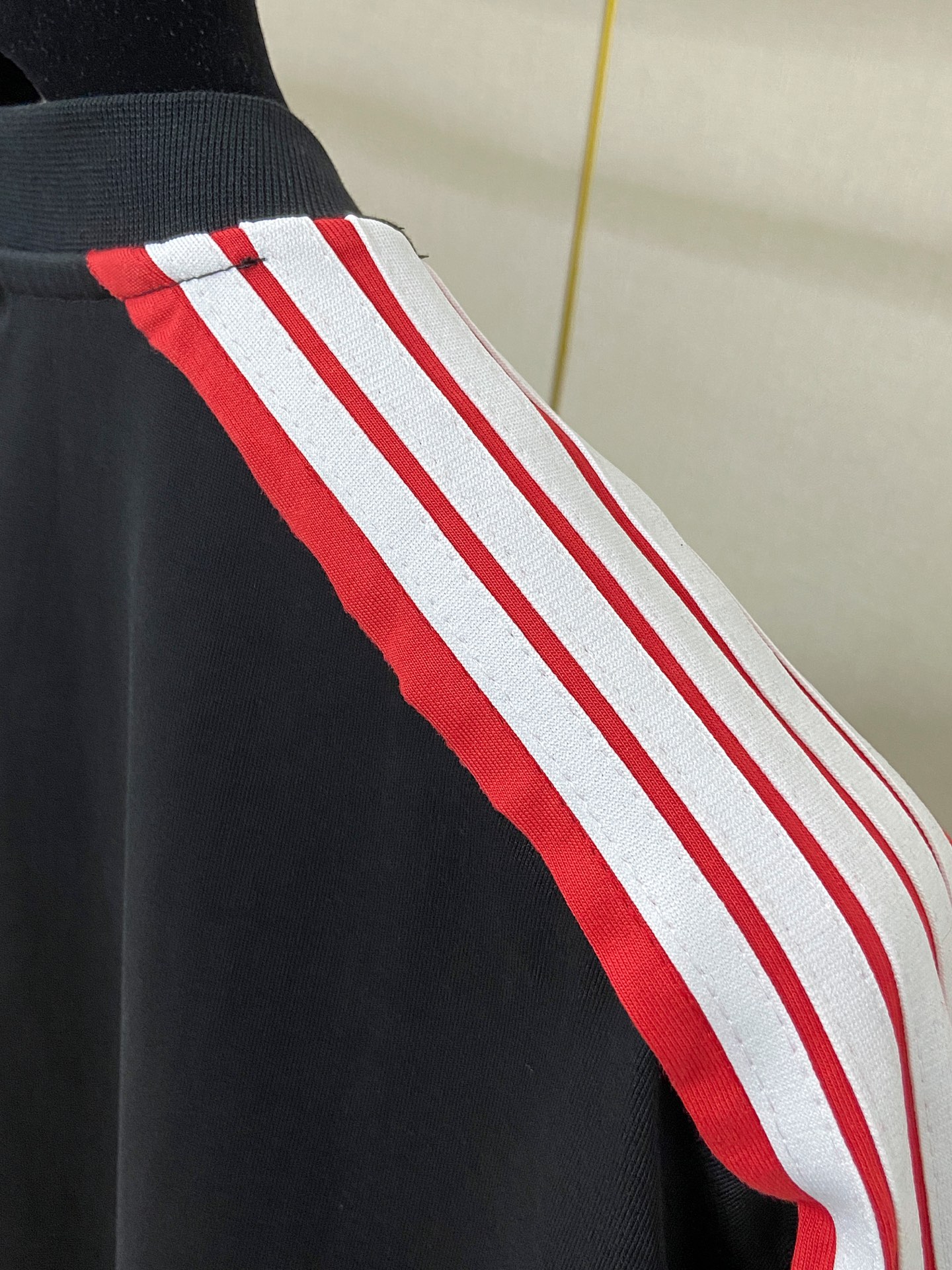 9200# P138 实拍图
顶级版本【【BALENCIA*GA】官网品质
巴黎新款插肩袖拼色.拉条.前左胸口刺绣经典LOGO短袖T恤
OS版型 宽松落肩 男女同款
面料：280克100%纯棉双纱（三道洗水工艺）
工艺：前幅印花 成衣洗水 定型 固色
颜色：黑色 白色
尺码：XS  S  M  L