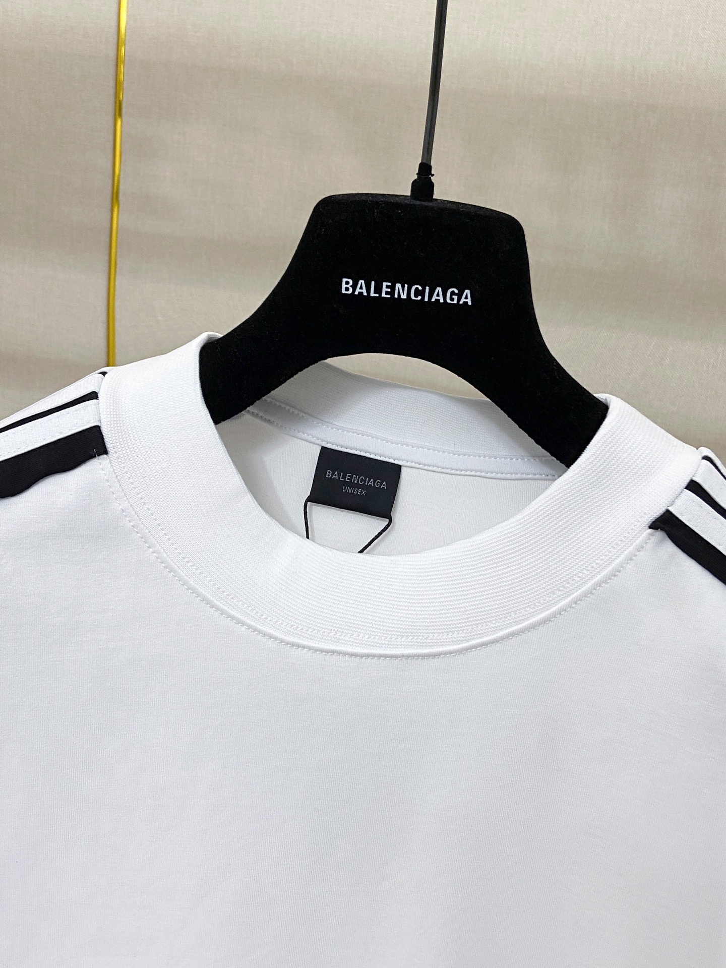 9200# P138 实拍图
顶级版本【【BALENCIA*GA】官网品质
巴黎新款插肩袖拼色.拉条.前左胸口刺绣经典LOGO短袖T恤
OS版型 宽松落肩 男女同款
面料：280克100%纯棉双纱（三道洗水工艺）
工艺：前幅印花 成衣洗水 定型 固色
颜色：黑色 白色
尺码：XS  S  M  L