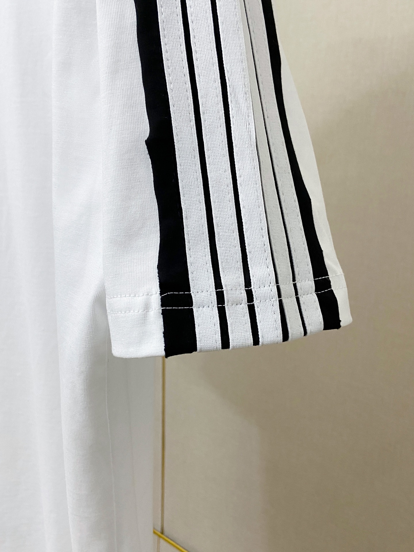 9200# P138 实拍图
顶级版本【【BALENCIA*GA】官网品质
巴黎新款插肩袖拼色.拉条.前左胸口刺绣经典LOGO短袖T恤
OS版型 宽松落肩 男女同款
面料：280克100%纯棉双纱（三道洗水工艺）
工艺：前幅印花 成衣洗水 定型 固色
颜色：黑色 白色
尺码：XS  S  M  L