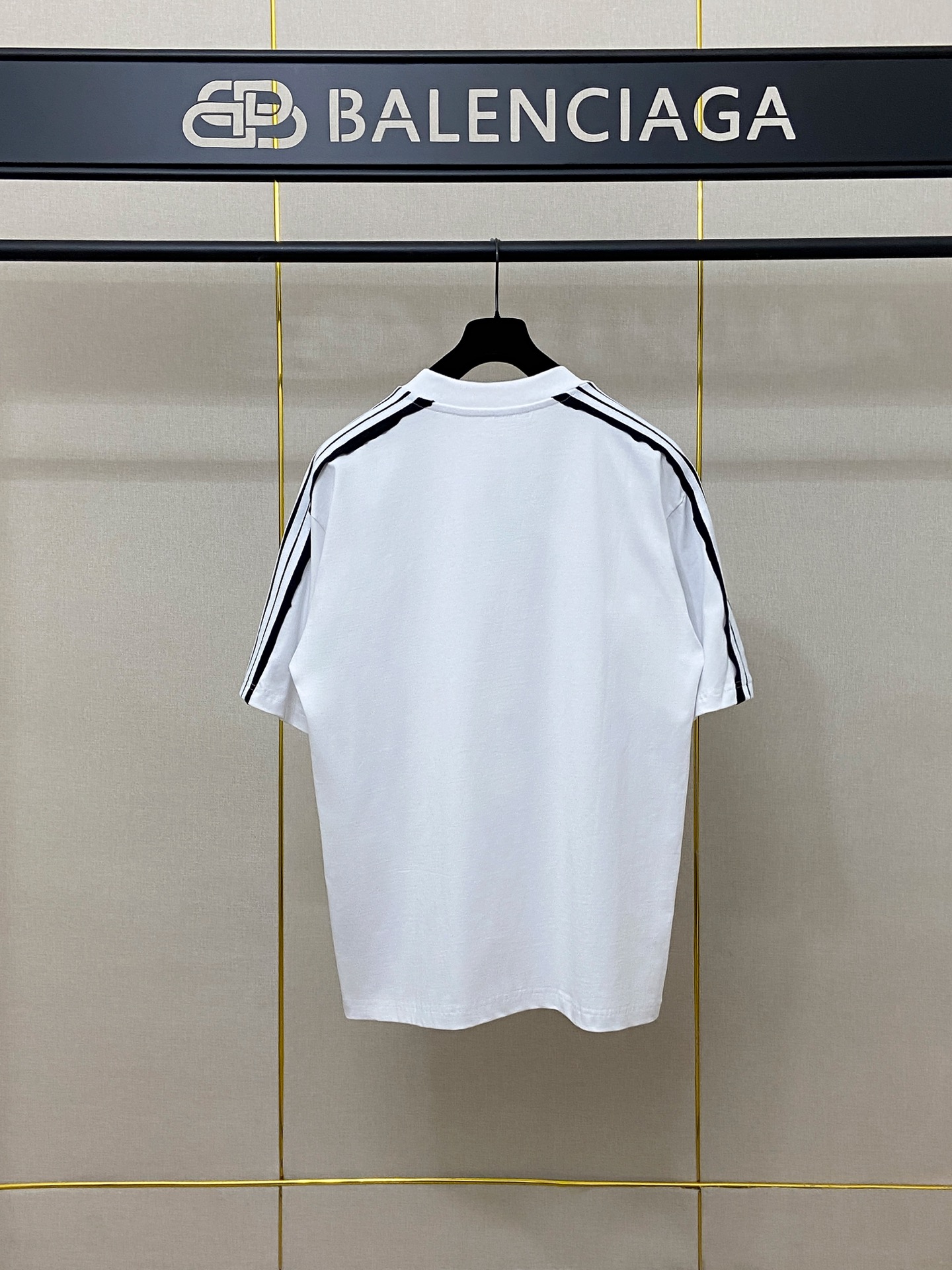 9200# P138 实拍图
顶级版本【【BALENCIA*GA】官网品质
巴黎新款插肩袖拼色.拉条.前左胸口刺绣经典LOGO短袖T恤
OS版型 宽松落肩 男女同款
面料：280克100%纯棉双纱（三道洗水工艺）
工艺：前幅印花 成衣洗水 定型 固色
颜色：黑色 白色
尺码：XS  S  M  L