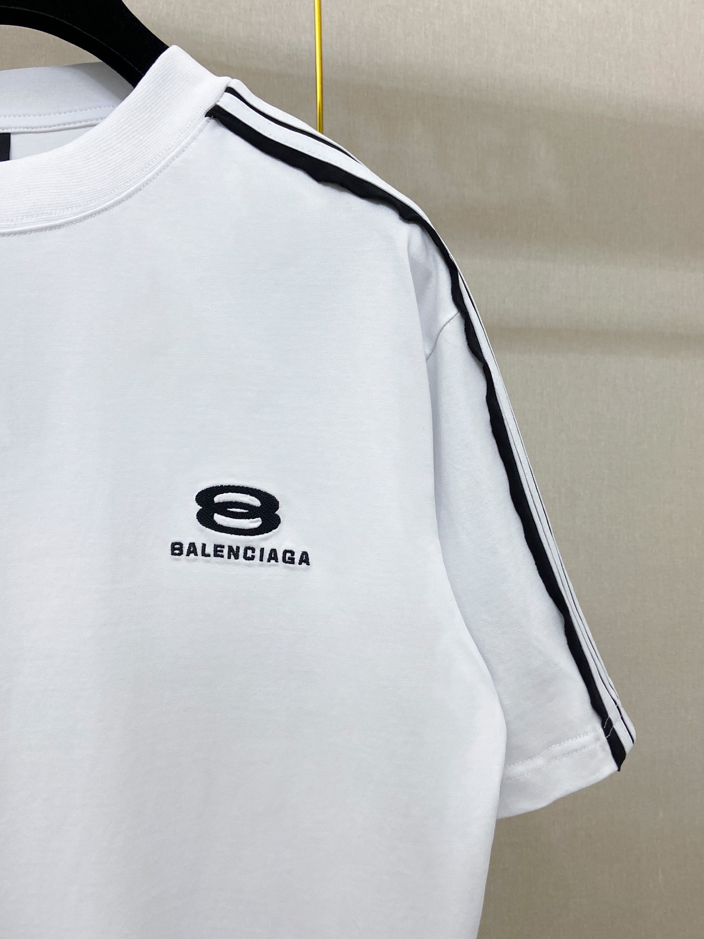 9200# P138 实拍图
顶级版本【【BALENCIA*GA】官网品质
巴黎新款插肩袖拼色.拉条.前左胸口刺绣经典LOGO短袖T恤
OS版型 宽松落肩 男女同款
面料：280克100%纯棉双纱（三道洗水工艺）
工艺：前幅印花 成衣洗水 定型 固色
颜色：黑色 白色
尺码：XS  S  M  L