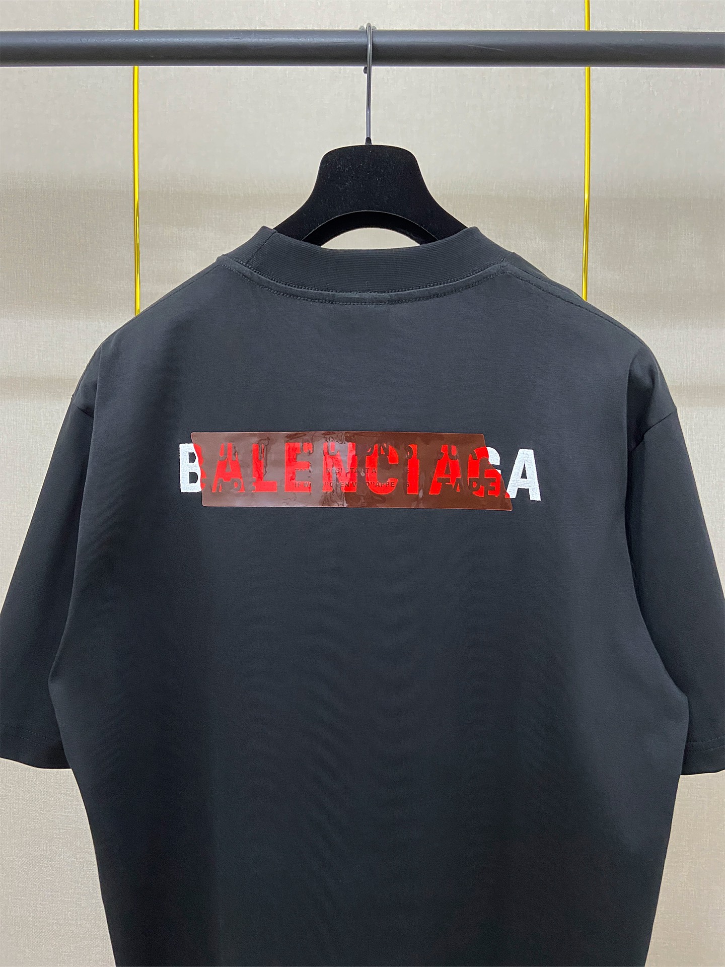 9201# P138 实拍图
顶级版本【【BALENCIA*GA】官网品质
巴黎新款前后字母刺绣胶带压胶短袖T恤
OS版型 宽松落肩 男女同款
面料：280克100%纯棉双纱（三道洗水工艺）
工艺：前后幅刺绣 前后压胶 成衣洗水 定型 固色
颜色：黑色 白色 蓝色 花灰
尺码：XS  S  M  L