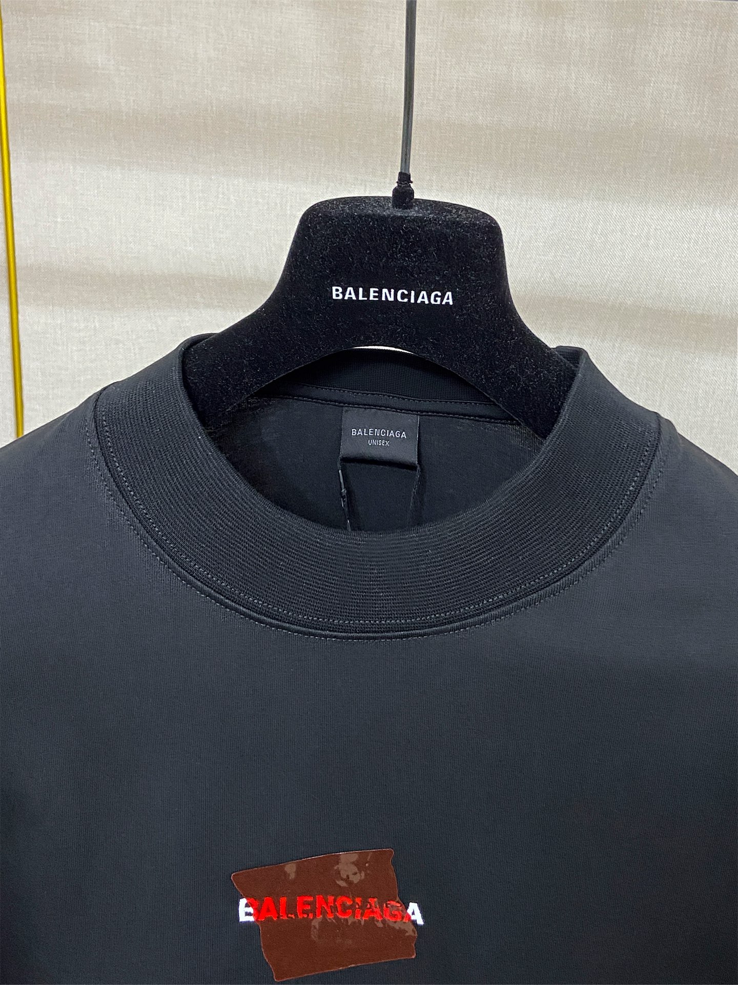 9201# P138 实拍图
顶级版本【【BALENCIA*GA】官网品质
巴黎新款前后字母刺绣胶带压胶短袖T恤
OS版型 宽松落肩 男女同款
面料：280克100%纯棉双纱（三道洗水工艺）
工艺：前后幅刺绣 前后压胶 成衣洗水 定型 固色
颜色：黑色 白色 蓝色 花灰
尺码：XS  S  M  L
