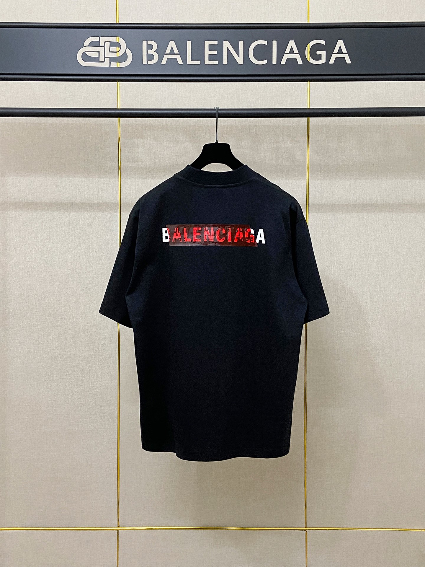 9201# P138 实拍图
顶级版本【【BALENCIA*GA】官网品质
巴黎新款前后字母刺绣胶带压胶短袖T恤
OS版型 宽松落肩 男女同款
面料：280克100%纯棉双纱（三道洗水工艺）
工艺：前后幅刺绣 前后压胶 成衣洗水 定型 固色
颜色：黑色 白色 蓝色 花灰
尺码：XS  S  M  L