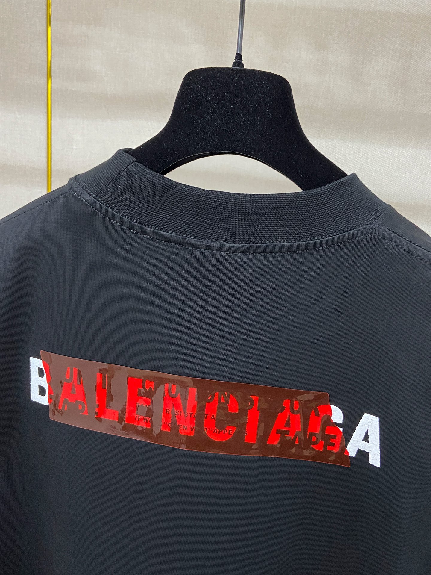 9201# P138 实拍图
顶级版本【【BALENCIA*GA】官网品质
巴黎新款前后字母刺绣胶带压胶短袖T恤
OS版型 宽松落肩 男女同款
面料：280克100%纯棉双纱（三道洗水工艺）
工艺：前后幅刺绣 前后压胶 成衣洗水 定型 固色
颜色：黑色 白色 蓝色 花灰
尺码：XS  S  M  L