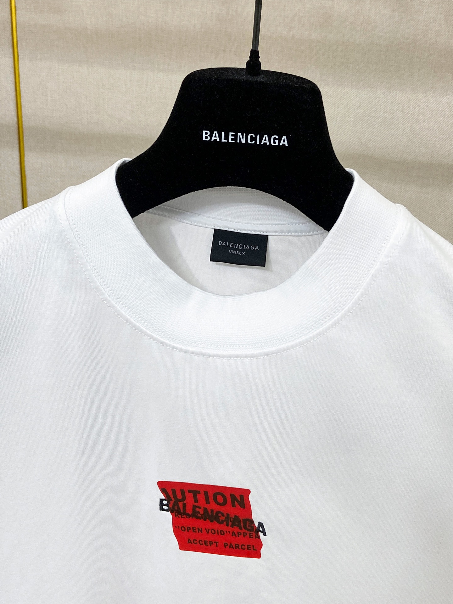 9201# P138 实拍图
顶级版本【【BALENCIA*GA】官网品质
巴黎新款前后字母刺绣胶带压胶短袖T恤
OS版型 宽松落肩 男女同款
面料：280克100%纯棉双纱（三道洗水工艺）
工艺：前后幅刺绣 前后压胶 成衣洗水 定型 固色
颜色：黑色 白色 蓝色 花灰
尺码：XS  S  M  L