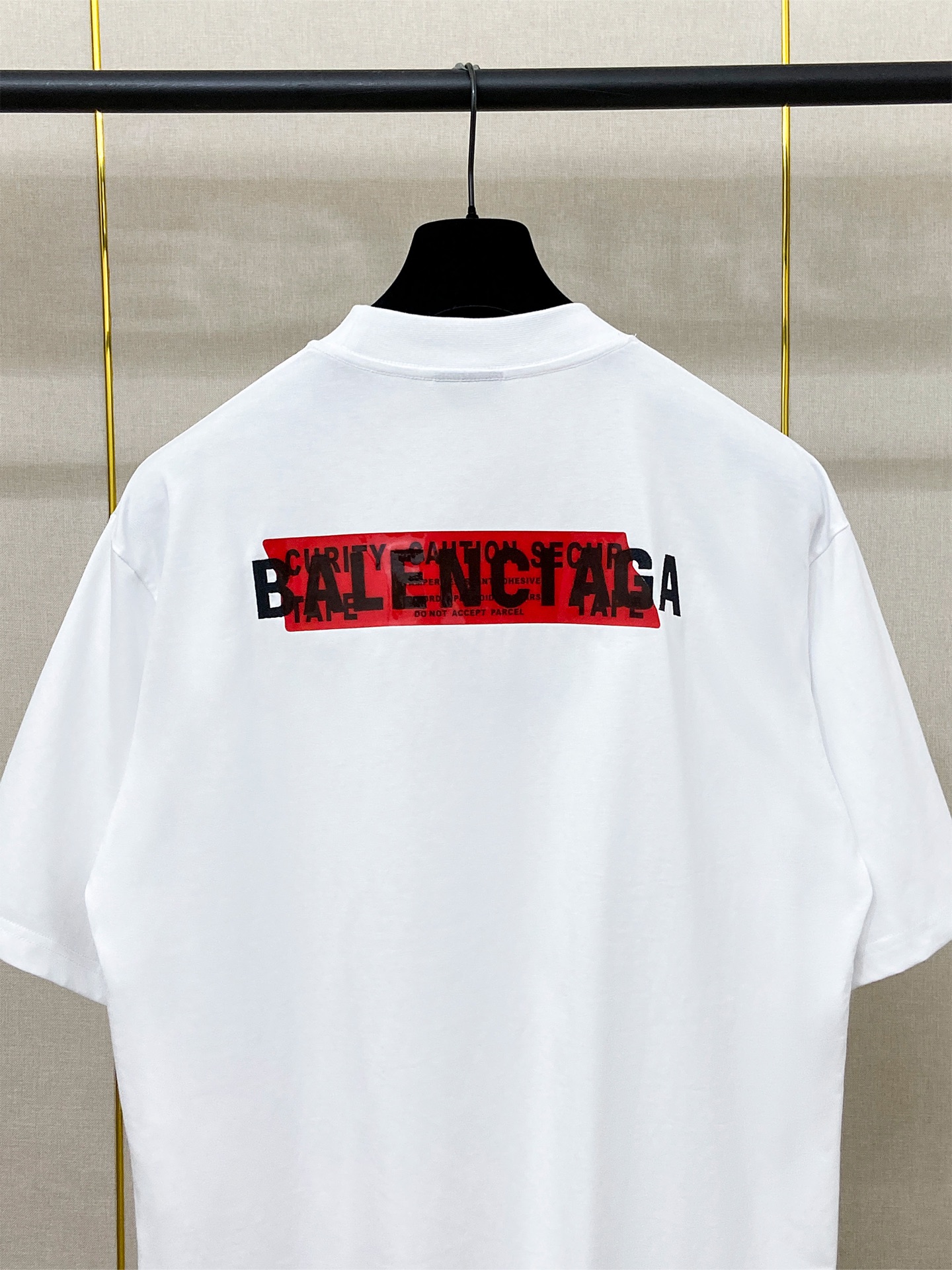 9201# P138 实拍图
顶级版本【【BALENCIA*GA】官网品质
巴黎新款前后字母刺绣胶带压胶短袖T恤
OS版型 宽松落肩 男女同款
面料：280克100%纯棉双纱（三道洗水工艺）
工艺：前后幅刺绣 前后压胶 成衣洗水 定型 固色
颜色：黑色 白色 蓝色 花灰
尺码：XS  S  M  L