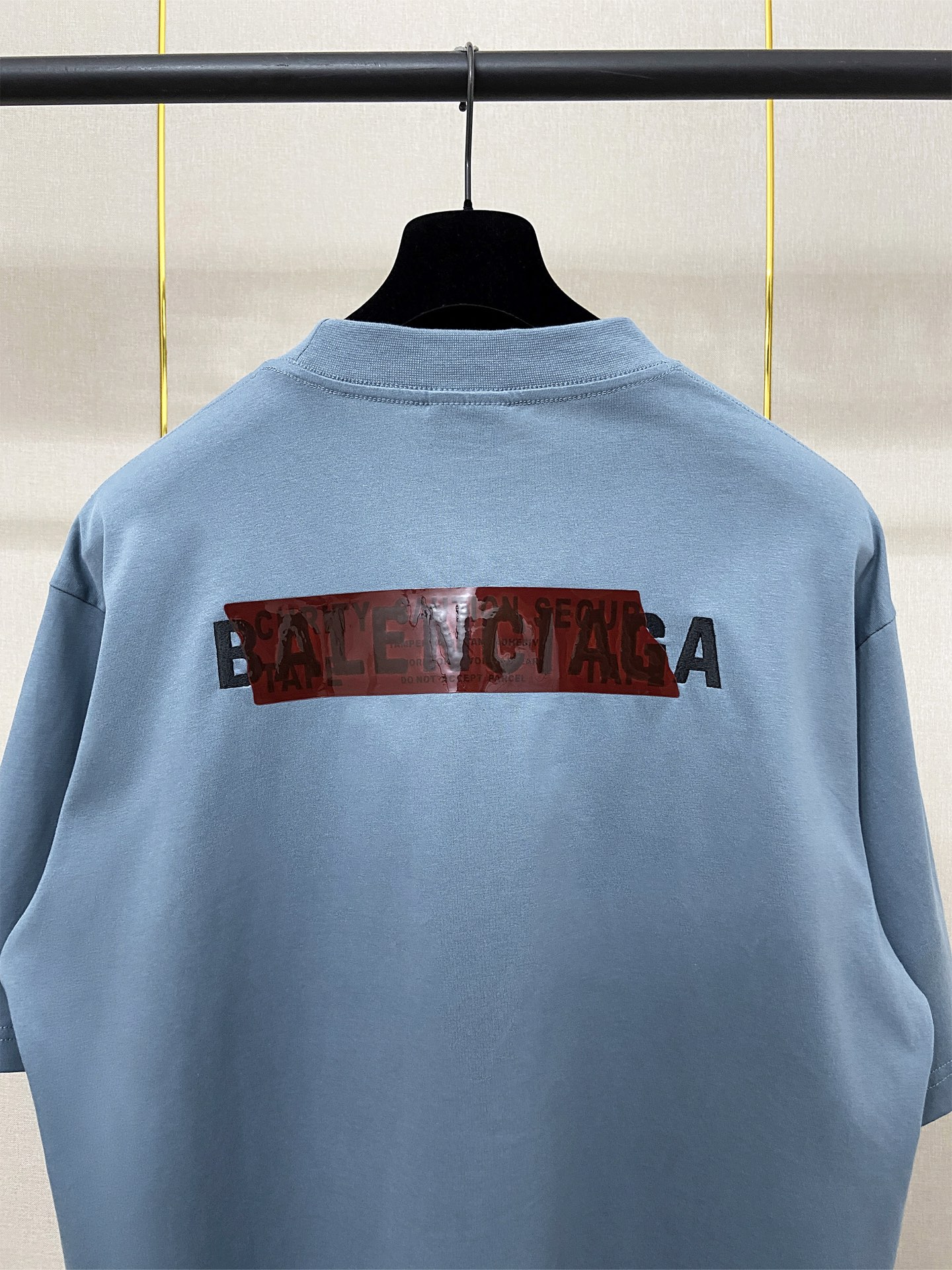 9201# P138 实拍图
顶级版本【【BALENCIA*GA】官网品质
巴黎新款前后字母刺绣胶带压胶短袖T恤
OS版型 宽松落肩 男女同款
面料：280克100%纯棉双纱（三道洗水工艺）
工艺：前后幅刺绣 前后压胶 成衣洗水 定型 固色
颜色：黑色 白色 蓝色 花灰
尺码：XS  S  M  L