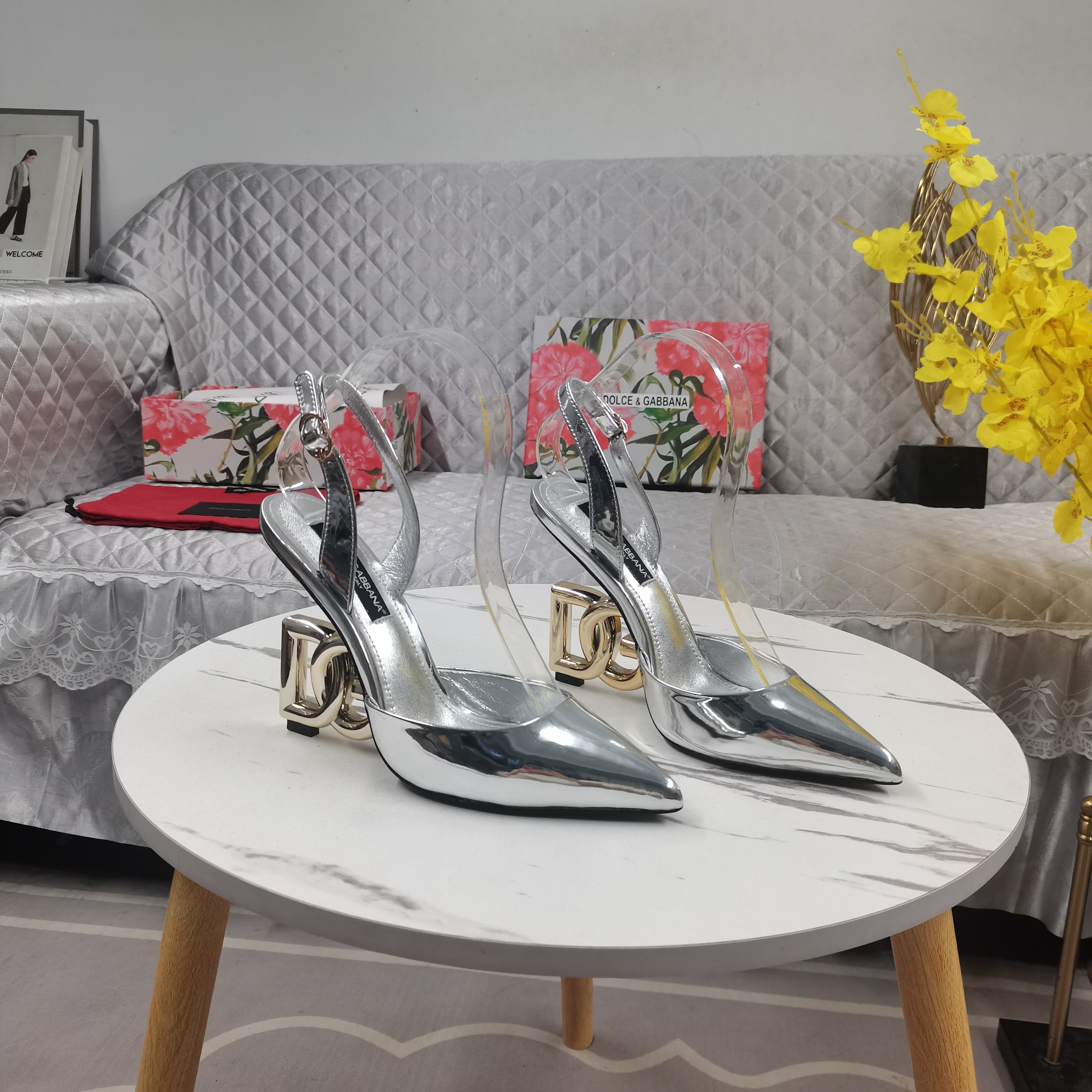 NO:167945,New - DG·Top High-level Version The official website synchronizes the new DG heel bag-toe sandals. The details are perfect. Floating sheepskin (fine texture) Italian leather outsole. The ultimate perfect replica. 1 imported beef patent leather. 2 footbed sheepskin. 3 soles. AAA grade YB black leather outsole. 4Size34-43 (34 41 42 43. Custom made no return) 5 heels. 10.5cm. 6Clour gold. Silver. Green. Black. Red. High. Heels. Christian louboutin. Dolce&Gabbana. Sandals. High heels. Sheepskin. Leather soles.19860909上新-DG·顶级高版本 官网同步新款DG跟包头凉鞋 细节处理完美 垫脚羊皮（质感细腻） 意大利真皮大底 极致完美复刻 1鞋面进口牛漆皮 2垫脚羊皮 3鞋底AAA级YB黑色真皮大底 4Size34-43（34 41 42 43订做不退换） 5跟高10.5cm 6Clour金色 银色 绿色 黑色 红色,高跟鞋,christian louboutin,Dolce&Gabbana,sandals,high heels,sheepskin,Leather soles,Women's Shoes