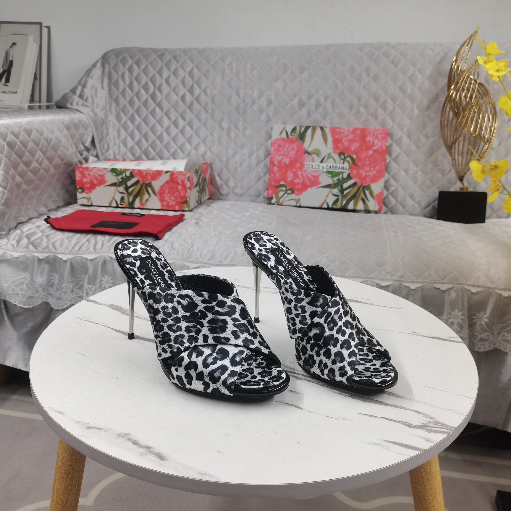 NO:412915,New - DG·top high-end version The official website synchronized the new DG trim decorative silk high heel slippers AAA grade Italian black leather outsole perfect details are handled perfectly, the ultimate perfect replica 1 imported silk upper 2 imported silk cushion 3 soles AAA grade original black leather outsole 4 heels height 11cm 5Clour⑧ color entry 6Size34-43 (34 41 42 43 custom made no return), high heels, slippers, real silk, Leather soles19860909上新—DG·顶级高版本 官网同步新款DG饰扣装饰真丝高跟拖鞋 AAA级意大利黑色真皮大底 细节处理完美 极致完美复刻 1鞋面进口真丝 2垫脚进口真丝 3鞋底AAA级原版黑色真皮大底 4跟高11cm 5Clour⑧色入 6Size34-43（34 41 42 43订做不退换）,高跟鞋,high heels,slippers,real silk,Leather soles,Women's Shoes