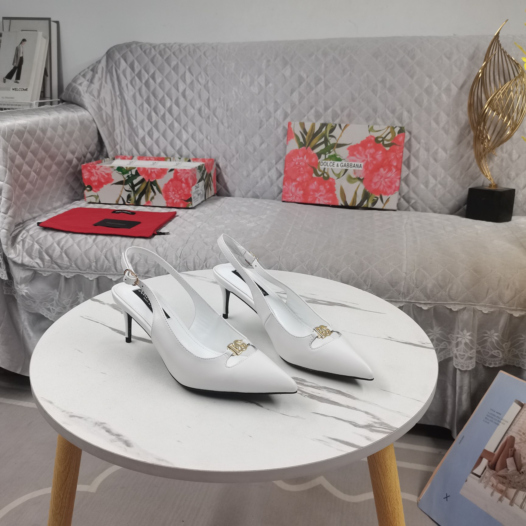 NO:647125,Top high version, official website synchronous logo buckle decorated toe-cap sandals, perfect detail processing, foot pad sheepskin (fine texture) AAA grade YB Italian black leather outsole, the ultimate perfect replica 1 upper imported cowhide 2 foot pad sheepskin 3 sole AAA grade original black leather outsole 4 heel height 6.5cm 5Clour red black green white gray burgundy 6Size34-43 (34 41 42  43 Custom-made (non-refundable), high heels, sandals, high heels, cowhide, sheepskin, Leather soles19860909顶级高版本 官网同步logo扣装饰包头凉鞋 细节处理完美 垫脚羊皮（质感细腻） AAA级YB意大利黑色真皮大底 极致完美复刻 1鞋面进口牛皮 2垫脚羊皮 3鞋底AAA级原版黑色真皮大底 4跟高6.5cm 5Clour红色 黑色 绿色 白色 灰色 酒红色 6Size34-43（34 41 42 43订做不退换）,高跟鞋,sandals,high heels,cowhide,sheepskin,Leather soles,Women's Shoes