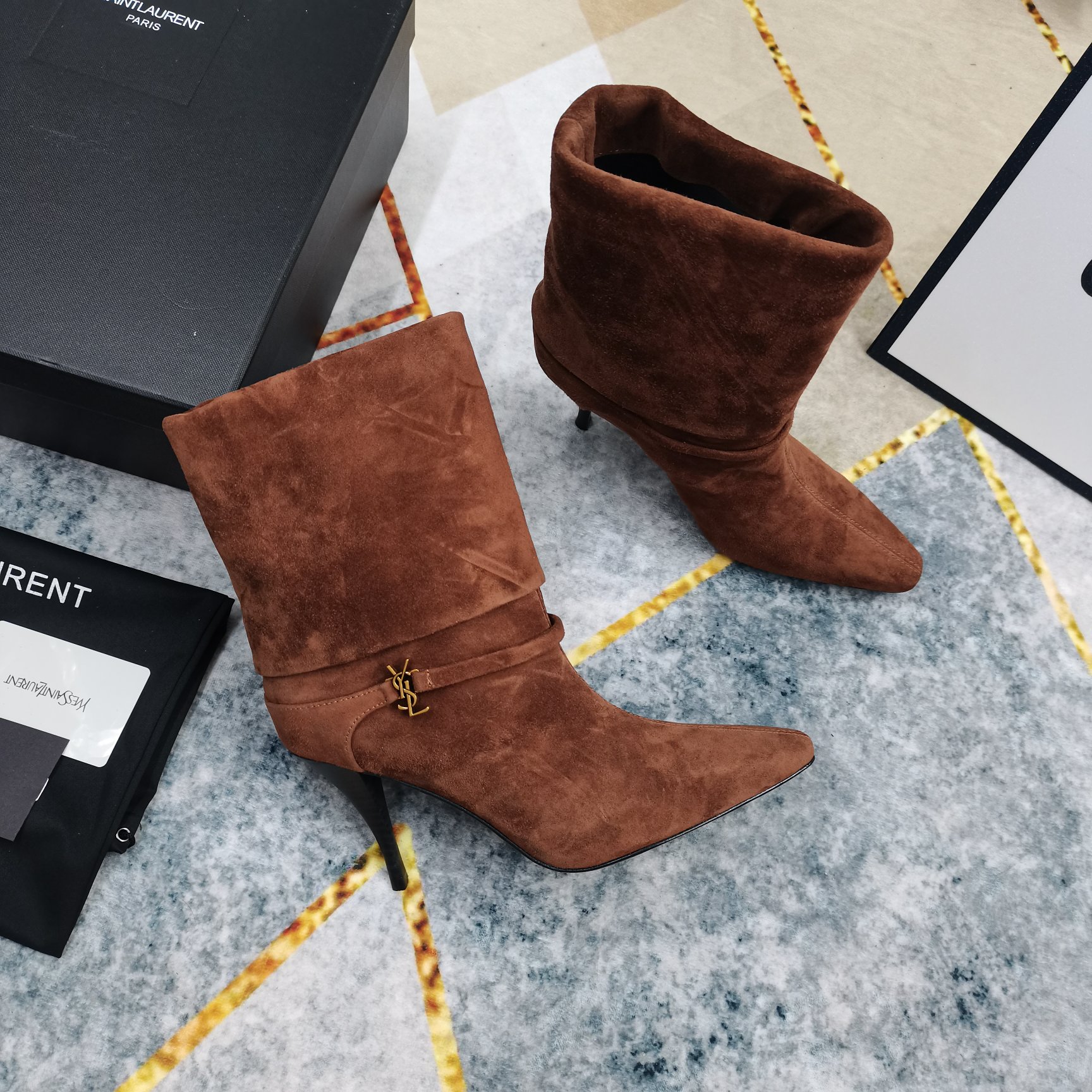 NO:439037,YS* logo letter decorative boots logo buckle decoration super brand features imported fabric Yangjing/cowhide inner crystal sheepskin broadsole AAA grade Italian black leather sole Clour9 color Size35-41 (41 custom made without return), boots, boots, cowhide, sheepskin, sheep, Leather soles19860909YS*logo字母装饰短靴 logo饰扣装饰超显品牌特色 面料进口羊京/牛皮 内里水晶羊皮 大底AAA级意大利黑色真皮大底 Clour9色入 Size35-41(41定做不退换）,靴子,boots,cowhide,sheepskin,sheep,Leather soles,Women's Shoes