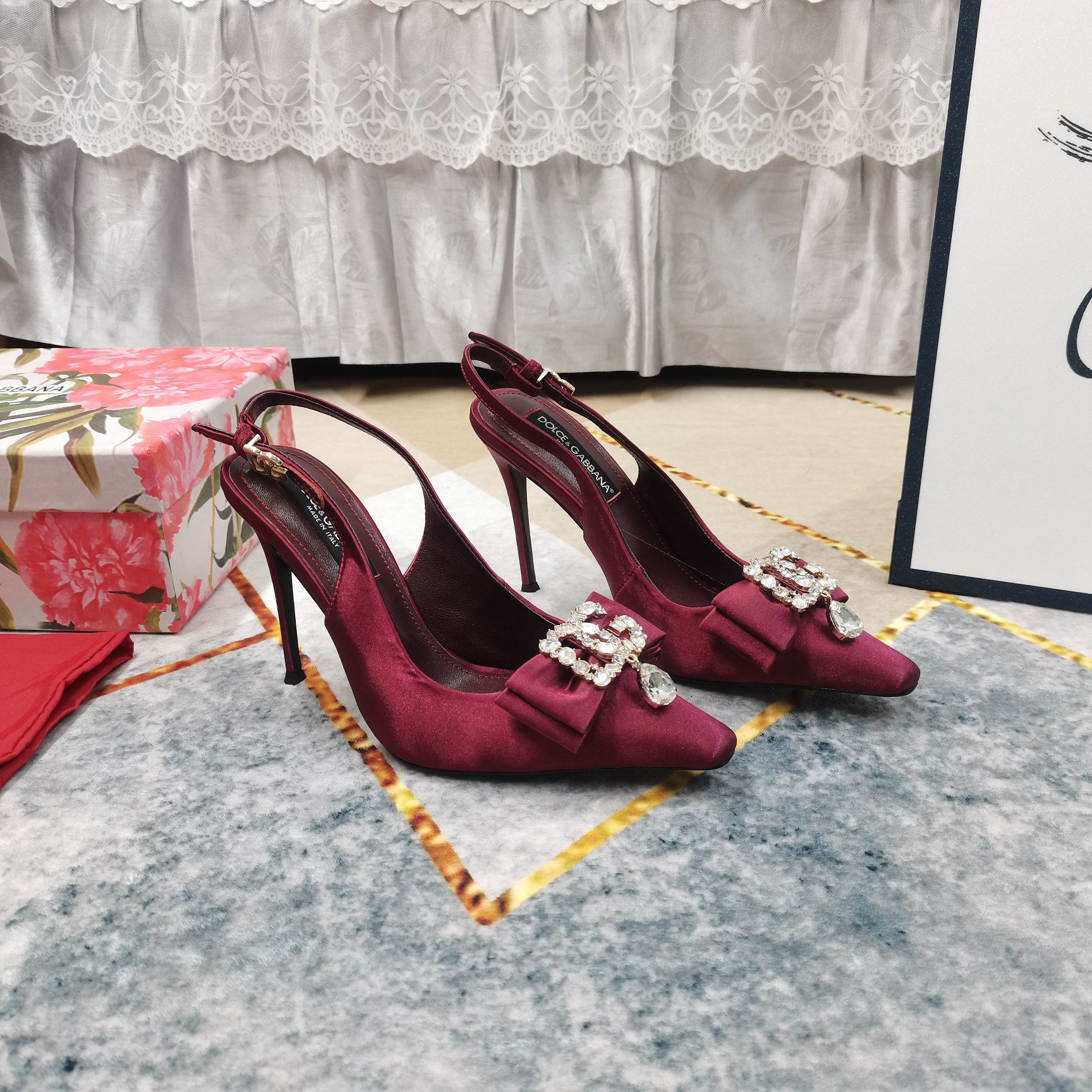 NO:231461,New - DG·Top High-level Version Latest DG Rhinestone Trim Decorative Silk High Heel Sandals AAA Grade Italian Black Leather Outsole Perfect Details Extremely Perfect Replica 1 Imported Silk Upper 2 Imported Sheepskin 3 Soles AAA Grade Original Black Leather Outsole 4 Heels 11cm 5Clour Black Blue Red Green Burgundy Beige 6Size34-43 (34 41 42 43 Customized No Returns and Exchanges), Sandals, christian louboutin, Dolce & Gabbana, sandals, sheepskin, real silk, Leather soles19860909上新—DG·顶级高版本 最新款DG水钻饰扣装饰真丝高跟凉鞋 AAA级意大利黑色真皮大底 细节处理完美 极致完美复刻 1鞋面进口真丝 2垫脚进口羊皮 3鞋底AAA级原版黑色真皮大底 4跟高11cm 5Clour黑色 蓝色 红色 绿色 酒红色 米黄色 6Size34-43（34 41 42 43订做不退换）,凉鞋,christian louboutin,Dolce&Gabbana,sandals,sheepskin,real silk,Leather soles,Women's Shoes