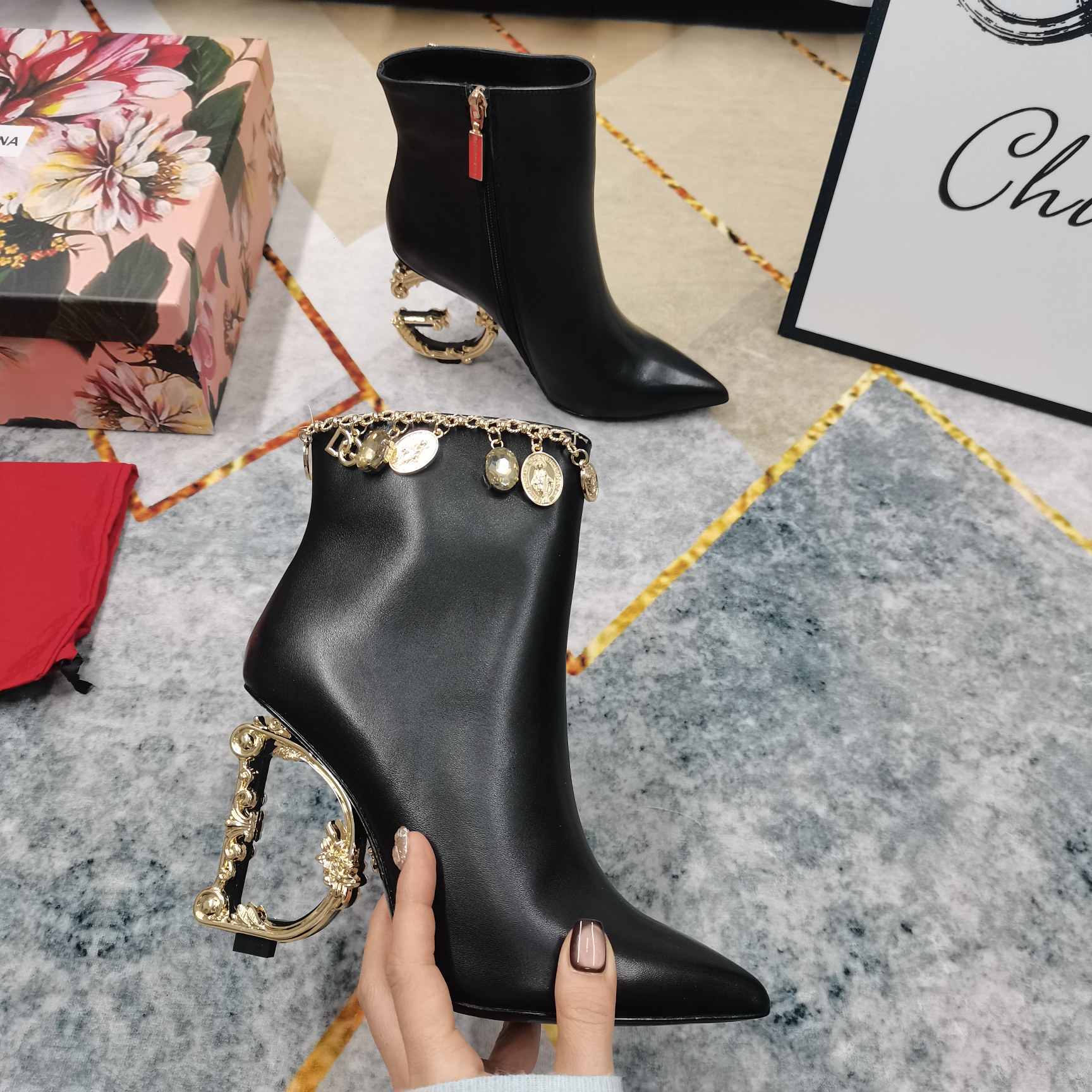 High-End DG Short Boots with Logo and Chain Decorations: Perfect Details, Premium Materials. - 图片 7
