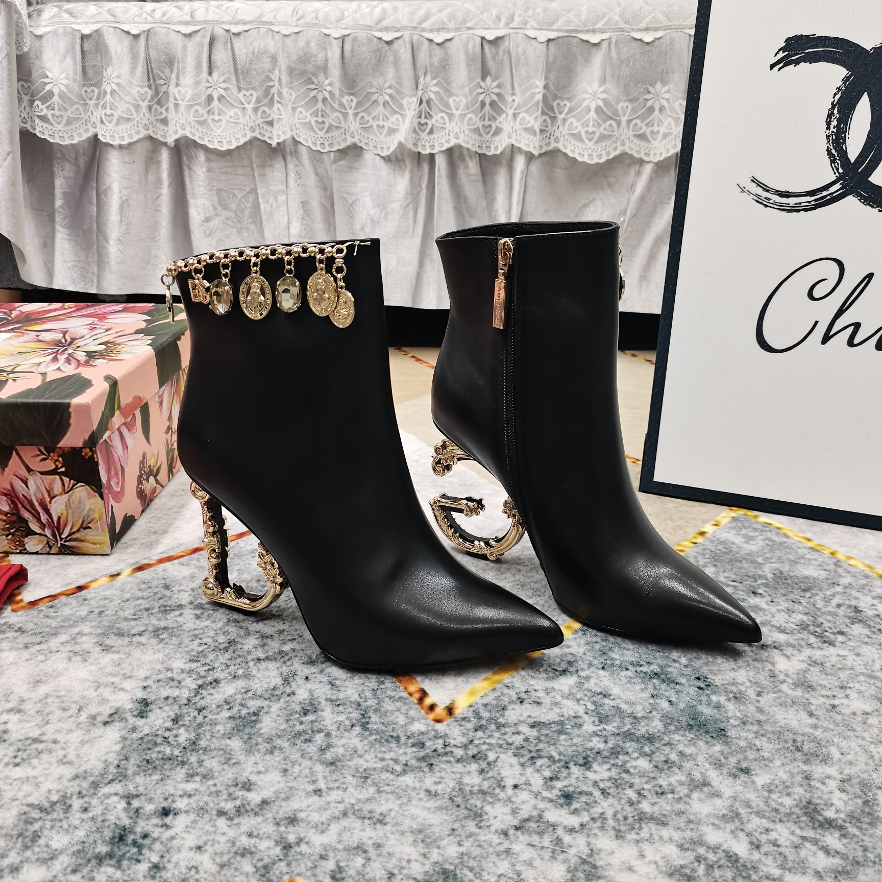 High-End DG Short Boots with Logo and Chain Decorations: Perfect Details, Premium Materials. - 图片 1