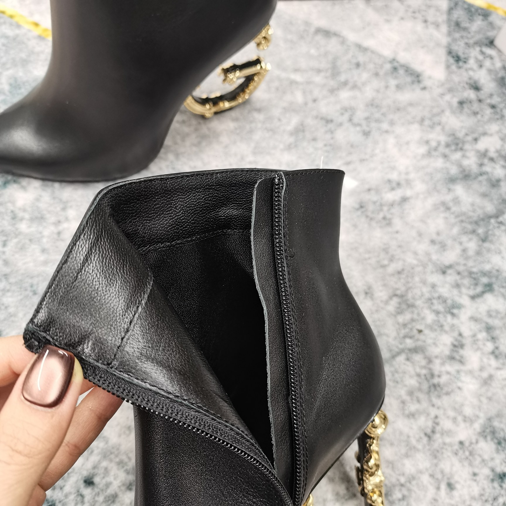 High-End DG Short Boots with Logo and Chain Decorations: Perfect Details, Premium Materials. - 图片 9