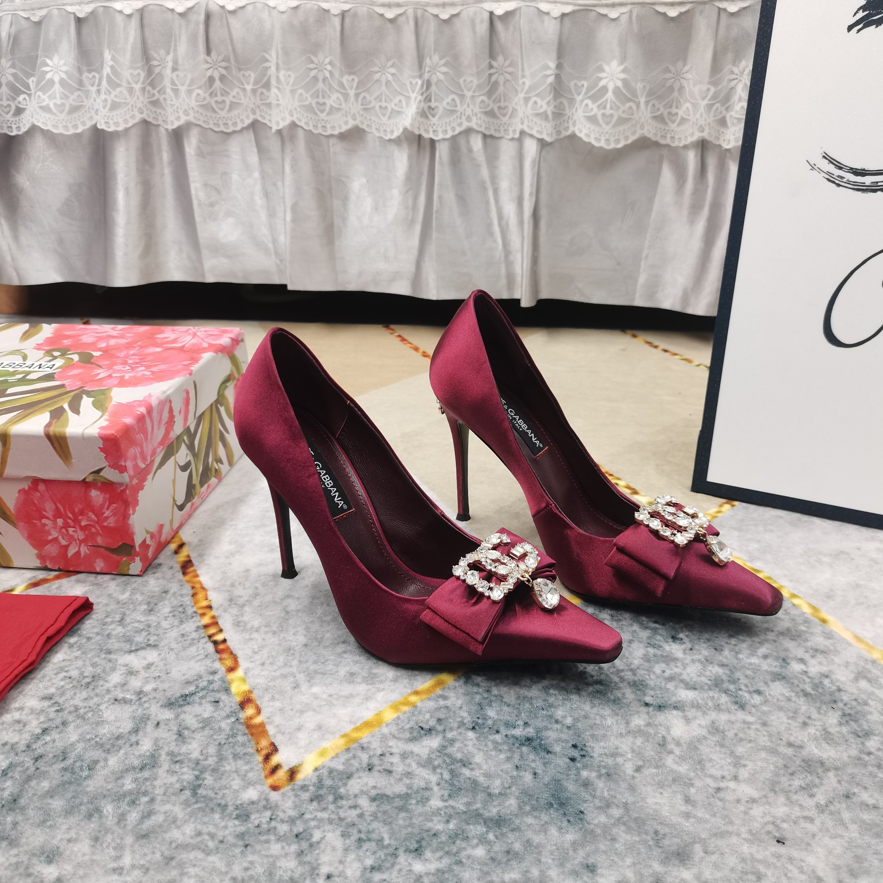 NO:167955,New - DG·Top High-level Version New Rhinestone Bow Decorative High Heels Shoes AAA Grade Italian Black Leather Outsole Perfect Details Extremely Perfect Replica 1 Imported Silk Upper 2 Imported Sheepskin 3 Soles AAA Grade Original Black Leather Outsole 4 Heels 11cm 5Clour Black Blue Red Green Burgundy Beige 6Size34-43 (34 41 42 43 Customized No Returns), High Heels, christian louboutin, Dolce & Gabbana, high heels, sheepskin, real silk, Leather soles19860909上新—DG·顶级高版本 新款水钻蝴蝶结装饰高跟单鞋 AAA级意大利黑色真皮大底 细节处理完美 极致完美复刻 1鞋面进口真丝 2垫脚进口羊皮 3鞋底AAA级原版黑色真皮大底 4跟高11cm 5Clour黑色 蓝色 红色 绿色 酒红色 米黄色 6Size34-43（34 41 42 43订做不退换）,高跟鞋,christian louboutin,Dolce&Gabbana,high heels,sheepskin,real silk,Leather soles,Women's Shoes