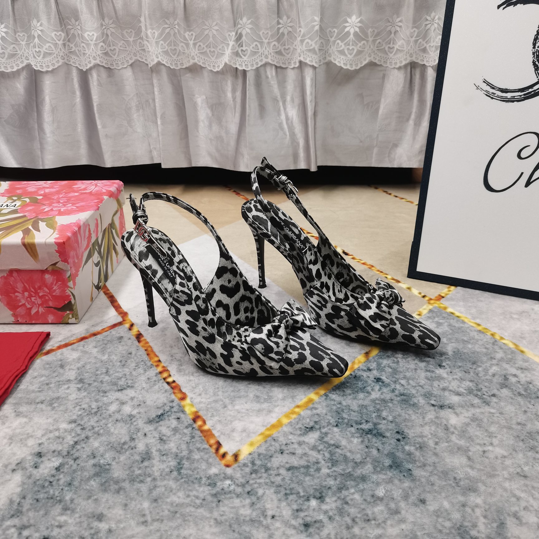 NO:231463,New - DG·Top High-level Edition The official website synchronizes the new bow-decorated high-heeled sandals AAA grade Italian black leather outsole perfect details are handled perfectly, ultimate perfect replica 1 imported silk upper 2 imported sheepskin 3 soles AAA grade original black leather outsole 4 heel height 11cm 5Clour gray black yellow black 6Size34-43 (34 41 42 43 custom made no return), sandals, christian louboutin, Dolce & Gabbana, sandals, sheepskin, real silk, Leather soles19860909上新—DG·顶级高版本 官网同步新款蝴蝶结装饰高跟凉鞋 AAA级意大利黑色真皮大底 细节处理完美 极致完美复刻 1鞋面进口真丝 2垫脚进口羊皮 3鞋底AAA级原版黑色真皮大底 4跟高11cm 5Clour灰黑色 黄黑色 6Size34-43（34 41 42 43订做不退换）,凉鞋,christian louboutin,Dolce&Gabbana,sandals,sheepskin,real silk,Leather soles,Women's Shoes
