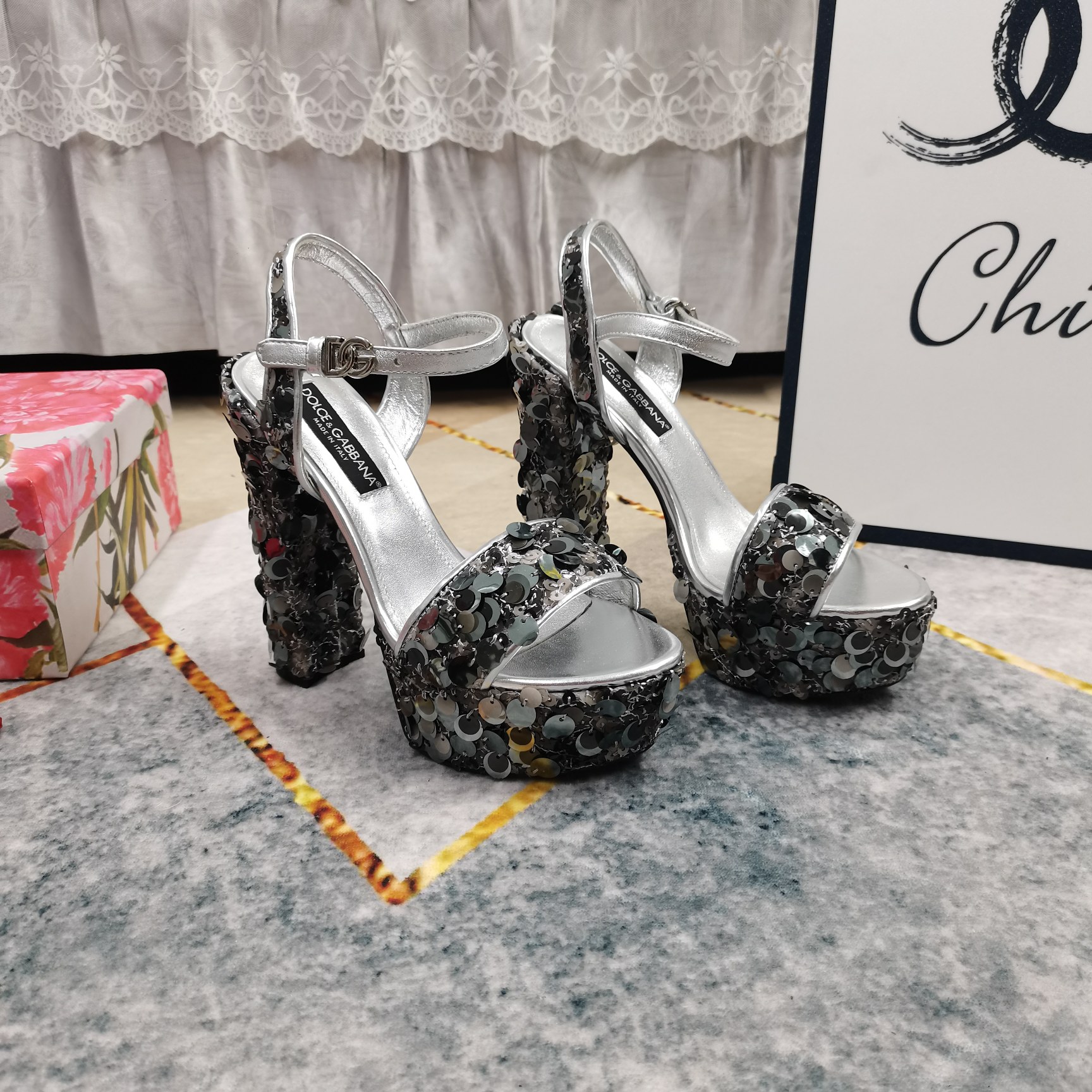 NO:231465,New - DG·Top High-level Version The official website synchronizes the new sequin super high heel waterproof platform sandals. The details are perfectly processed. Floor leather (fine texture) AAA grade YB Italian leather outsole. The ultimate perfect replica. 1. The upper is purely handmade sequin craft. 2. The sole AAA grade YB leather outsole. 4.5cm. 5. The front waterproof platform is 4.5cm. 6Clour black. Silver. Gold. 7Size34-43 (34 41 42 43. Custom made without return). Sandals. christian louboutin, Dolce&Gabbana, sandals, cowhide, sheepskin, Leather soles.19860909上新—DG·顶级高版本 官网同步新款亮片超高跟防水台凉鞋 细节处理完美 垫脚牛皮（质感细腻） AAA级YB意大利真皮大底 极致完美复刻 1鞋面纯手工打造亮片工艺 2垫脚羊皮 3鞋底AAA级YB真皮大底 4跟高14.5cm 5前防水台4.5cm 6Clour黑色 银色 金色 7Size34-43（34 41 42 43订做不退换）,凉鞋,christian louboutin,Dolce&Gabbana,sandals,cowhide,sheepskin,Leather soles,Women's Shoes